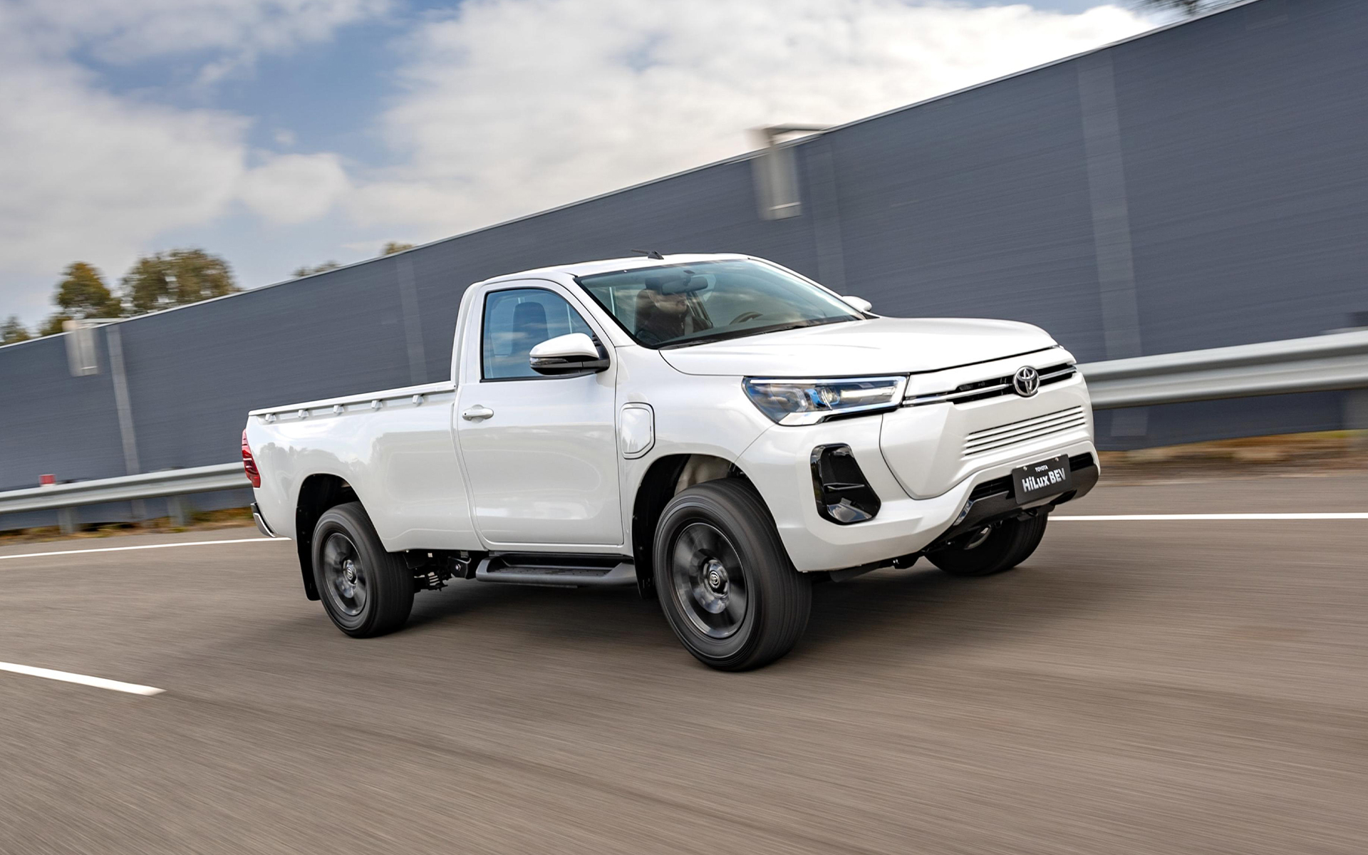 https://ellada.press/wp-content/uploads/2025/01/Διπλοκάμπινο-ηλεκτρικό-Toyota-Hilux-πιάνει-δουλειά-σε-ορυχείο.jpg
