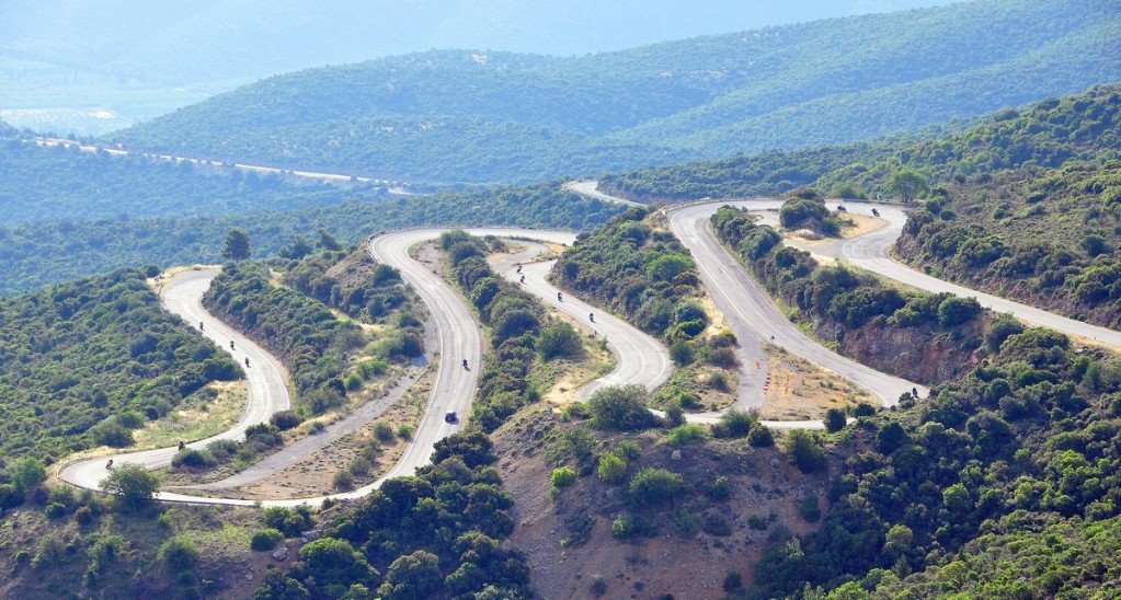 https://ellada.press/wp-content/uploads/2025/01/Ελλάδα-Ο-δρόμος-με-τις-30-συνεχόμενες-φουρκέτες-και-το.jpg