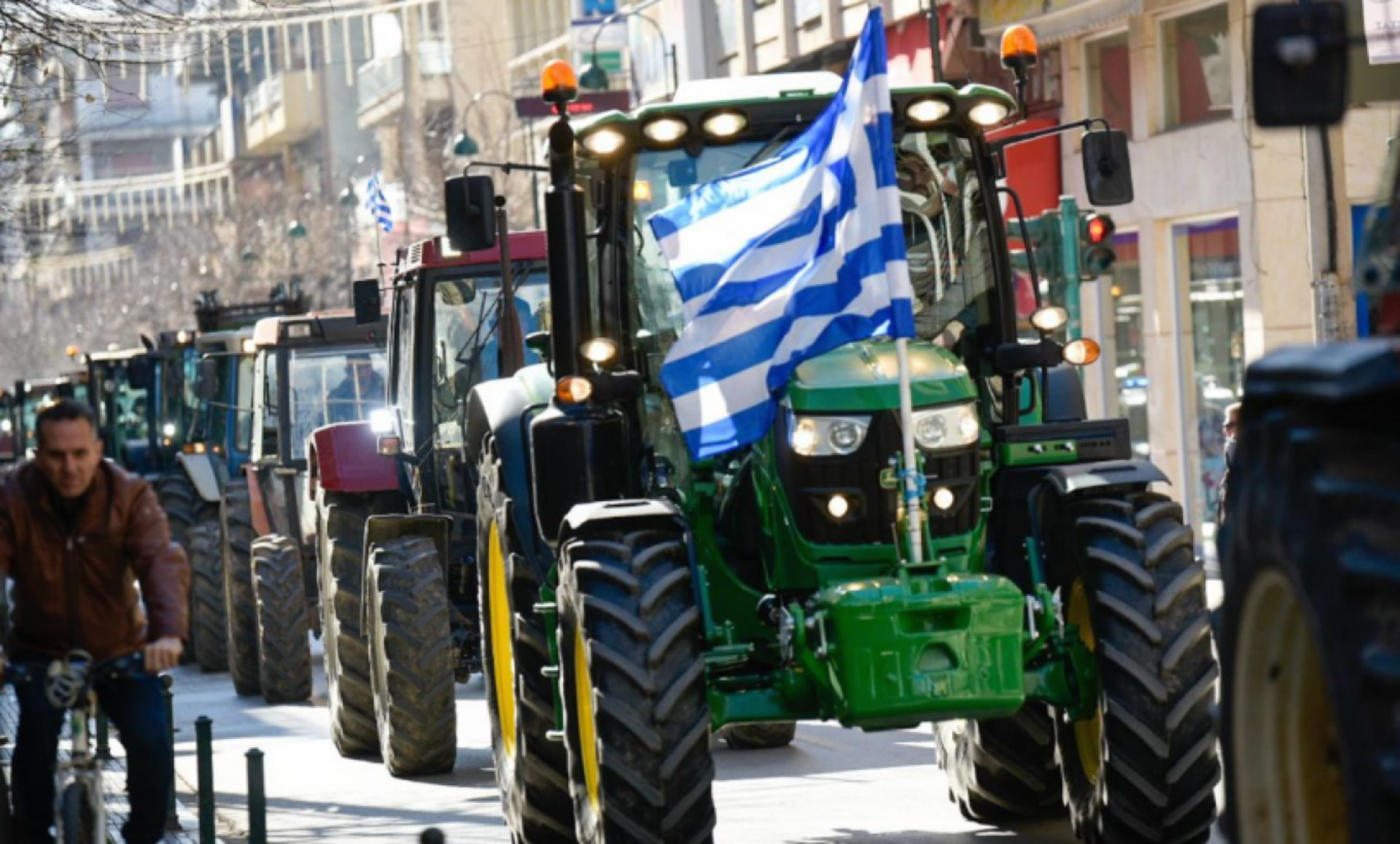 Εμμένουν στα μπλόκα οι αγρότες σε Καρδίτσα και Τρίκαλα – Κατεβαίνουν με τρακτέρ και στην Λάρισα