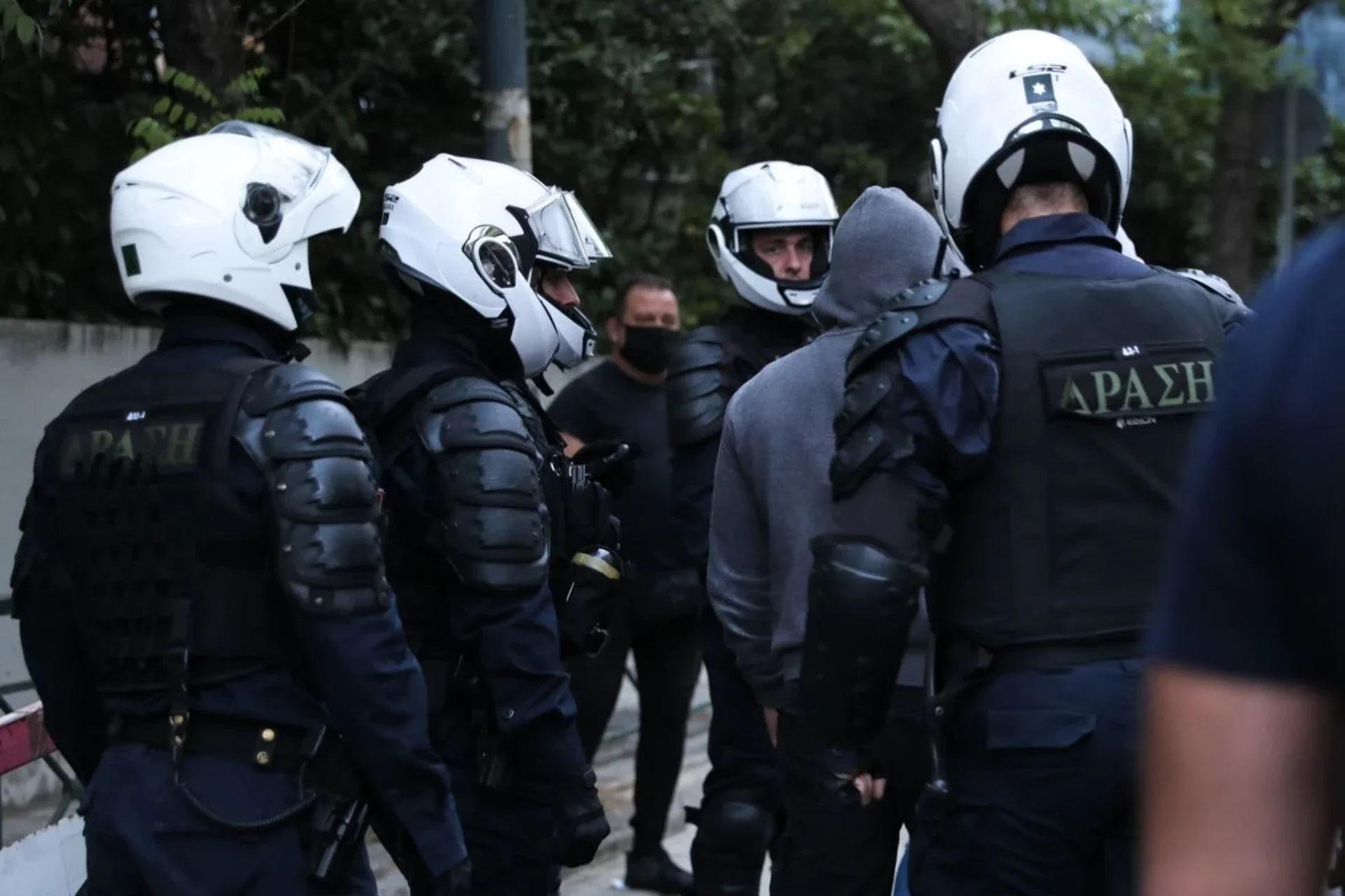 Μαχαίρωσαν αστυνομικό στο Χαϊδάρι – Συνελήφθησαν δύο άτομα