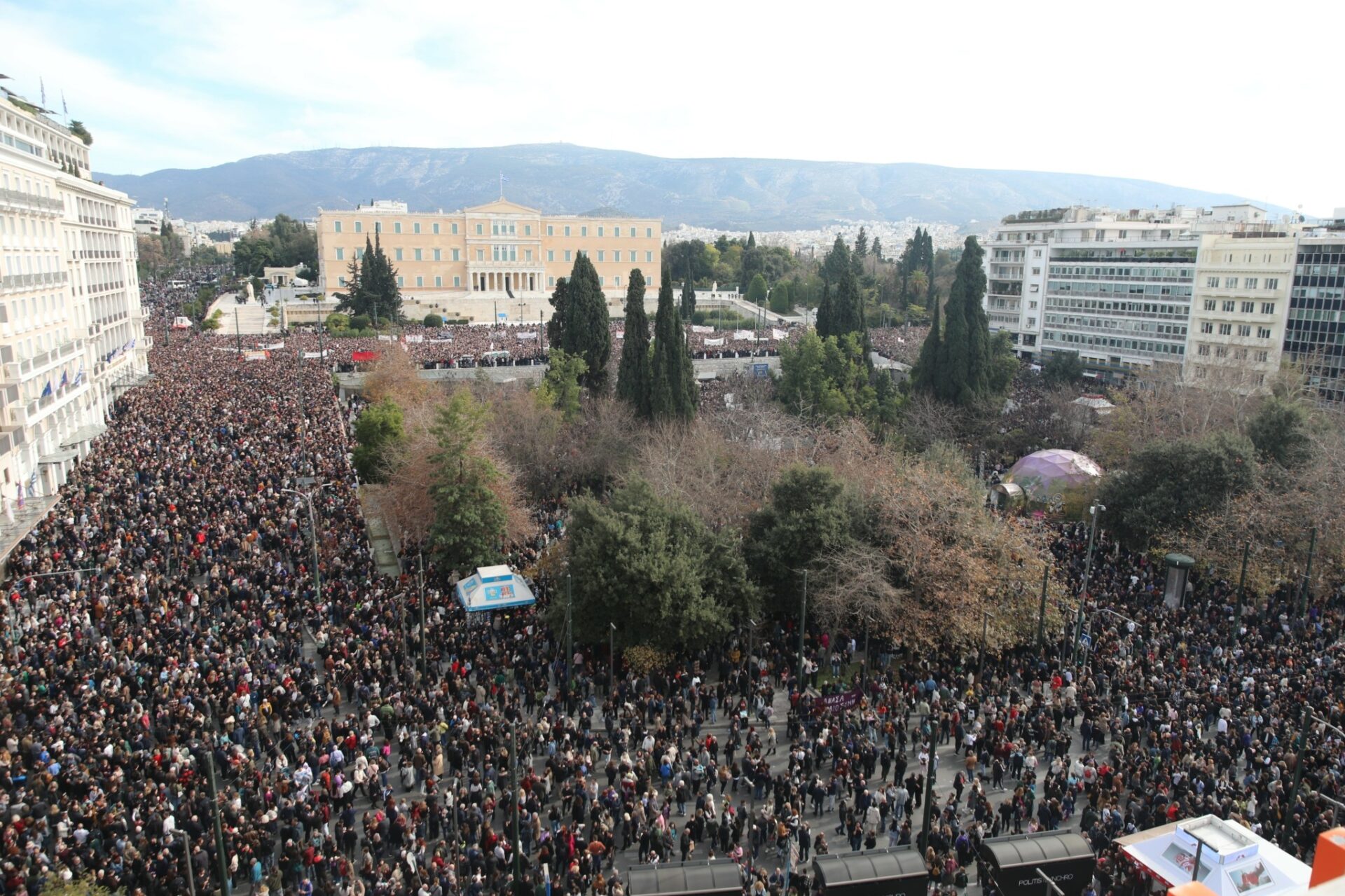 Σύνταγμα: Σέρβοι διαδήλωσαν για την δική τους σιδηροδρομική τραγωδία στο Νόβι Σαντ