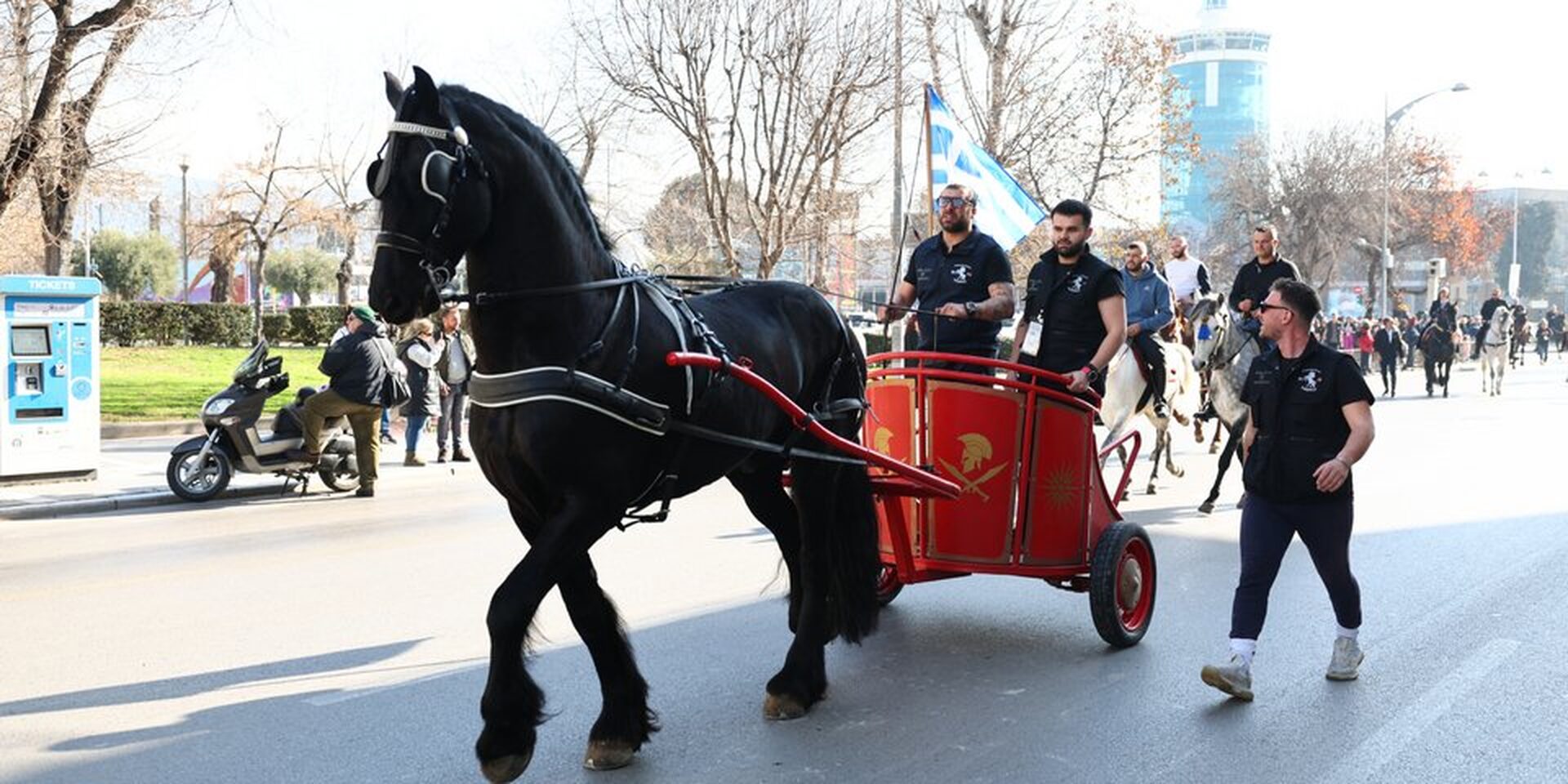 Με άμαξες και άλογα «πλημμύρισε» το κέντρο της Θεσσαλονίκης (φωτο)