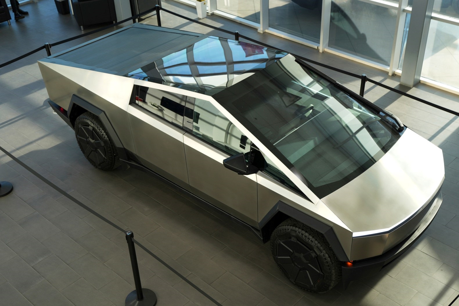 tesla-cybertruck-gyalini-panoramiki-orofi