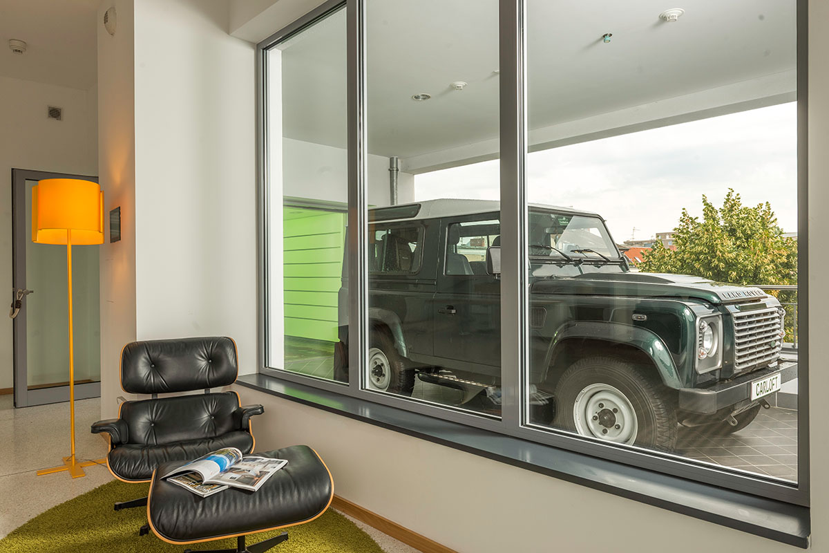 bmine-ksenodoxeio-land-rover-defender-carloft-parking-balkoni
