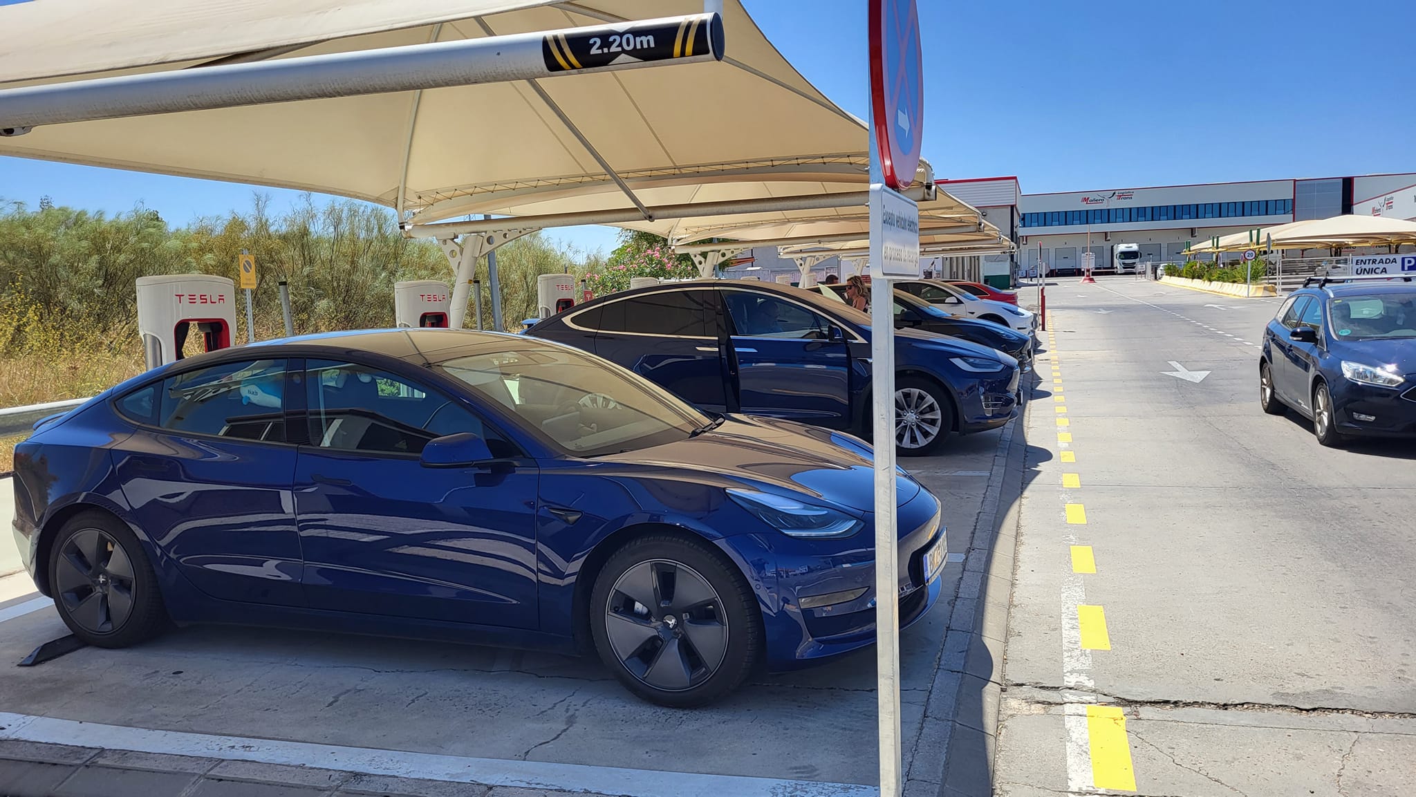 tesla-model3-modelx-model-3-model-x-ilektriko-supercharger-fortisi