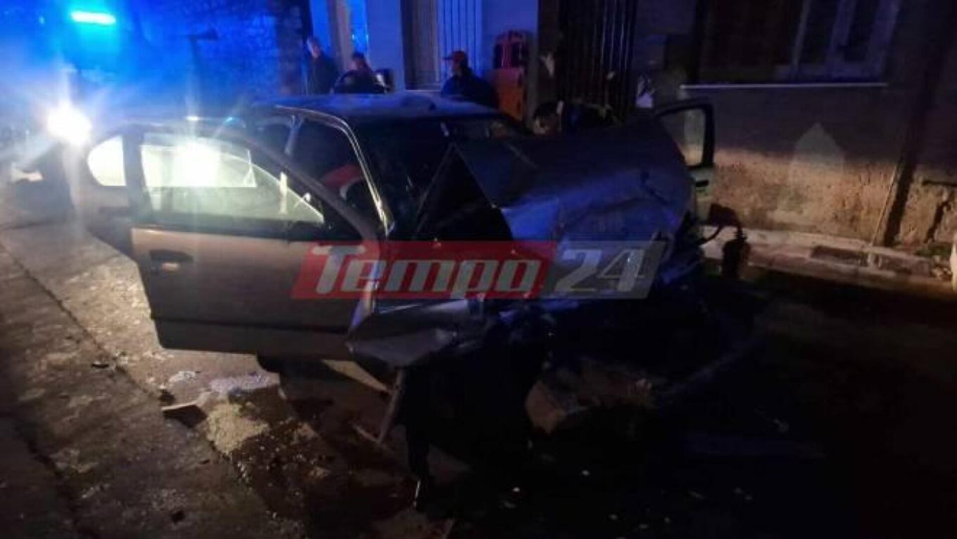 Σφοδρό τροχαίο στην Πάτρα – Αυτοκίνητο «καρφώθηκε» σε λεωφορείο και παρέσυρε μαζί του ένα μηχανάκι (φωτο)
