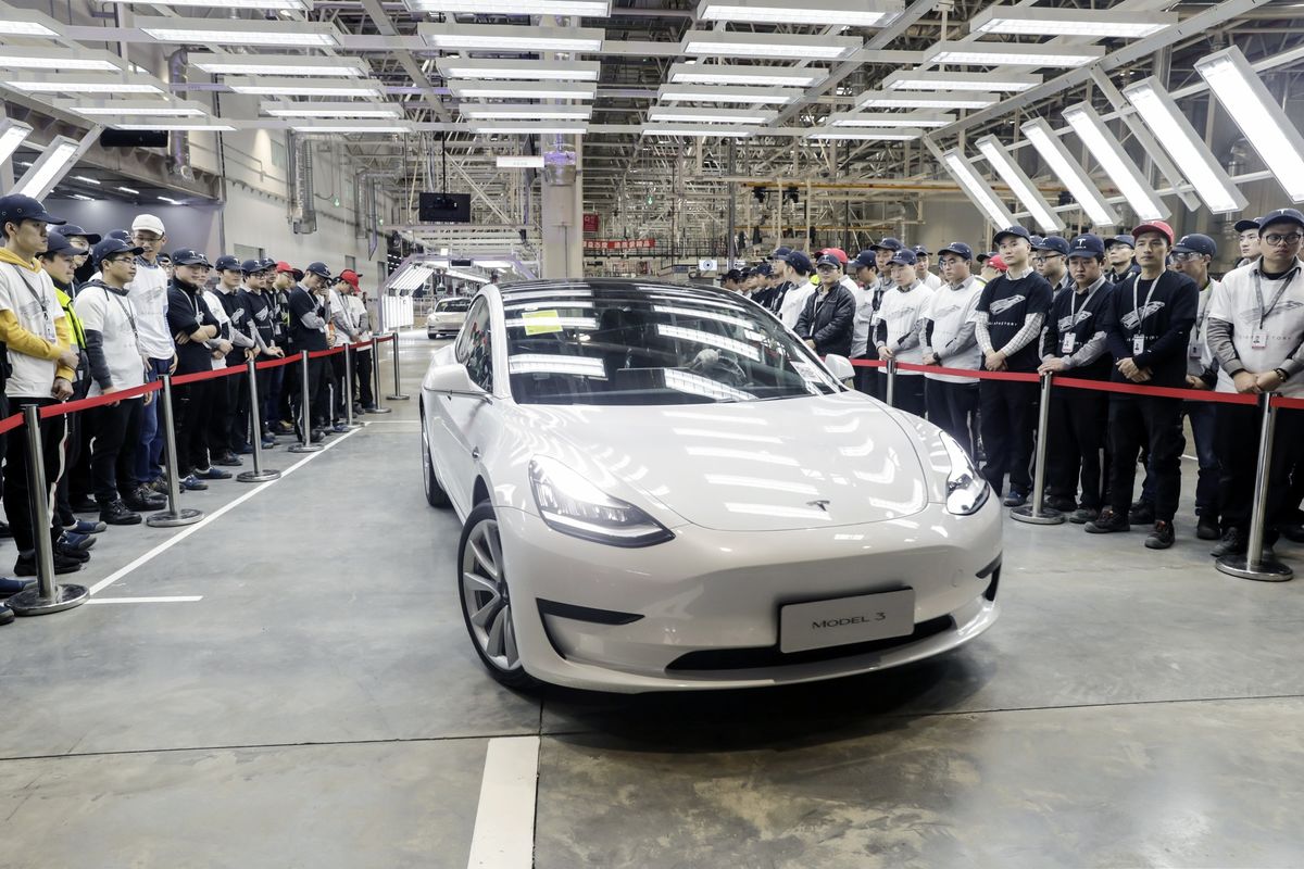 https://ellada.press/wp-content/uploads/2025/02/1739222938_864_Καινούργιο-Tesla-Model-3-με-18500-ευρώ-Πού-γίνεται-αυτό.jpg