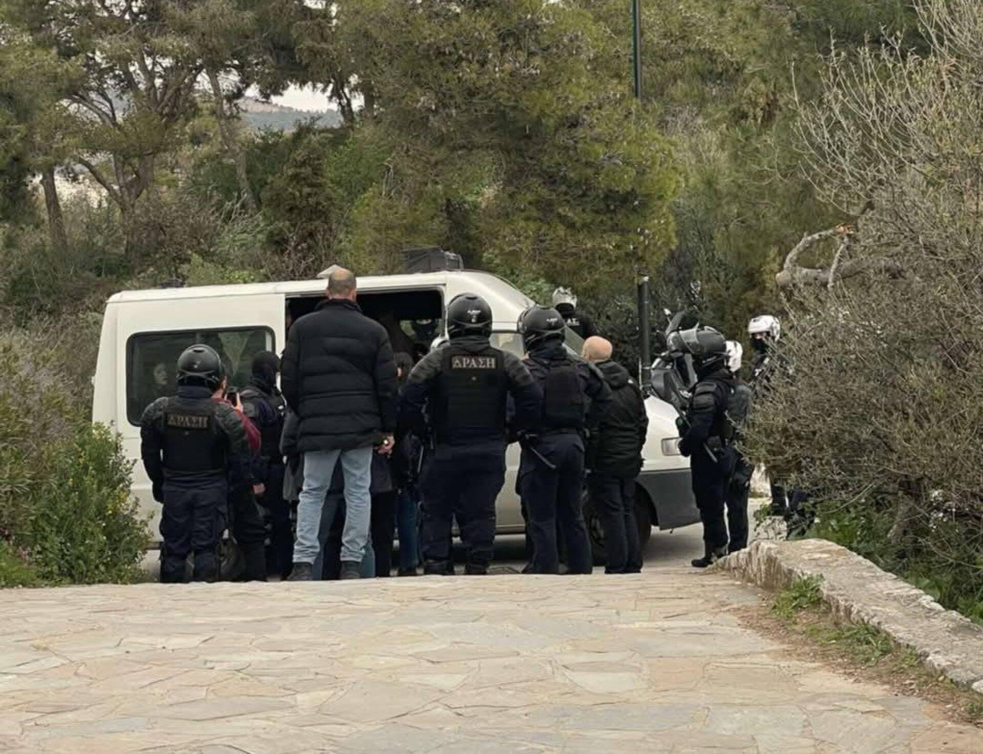 Λυκαβηττός: Προσαγωγές φοιτητών που ήθελαν να αναρτήσουν πανό για τα Τέμπη (φωτό)