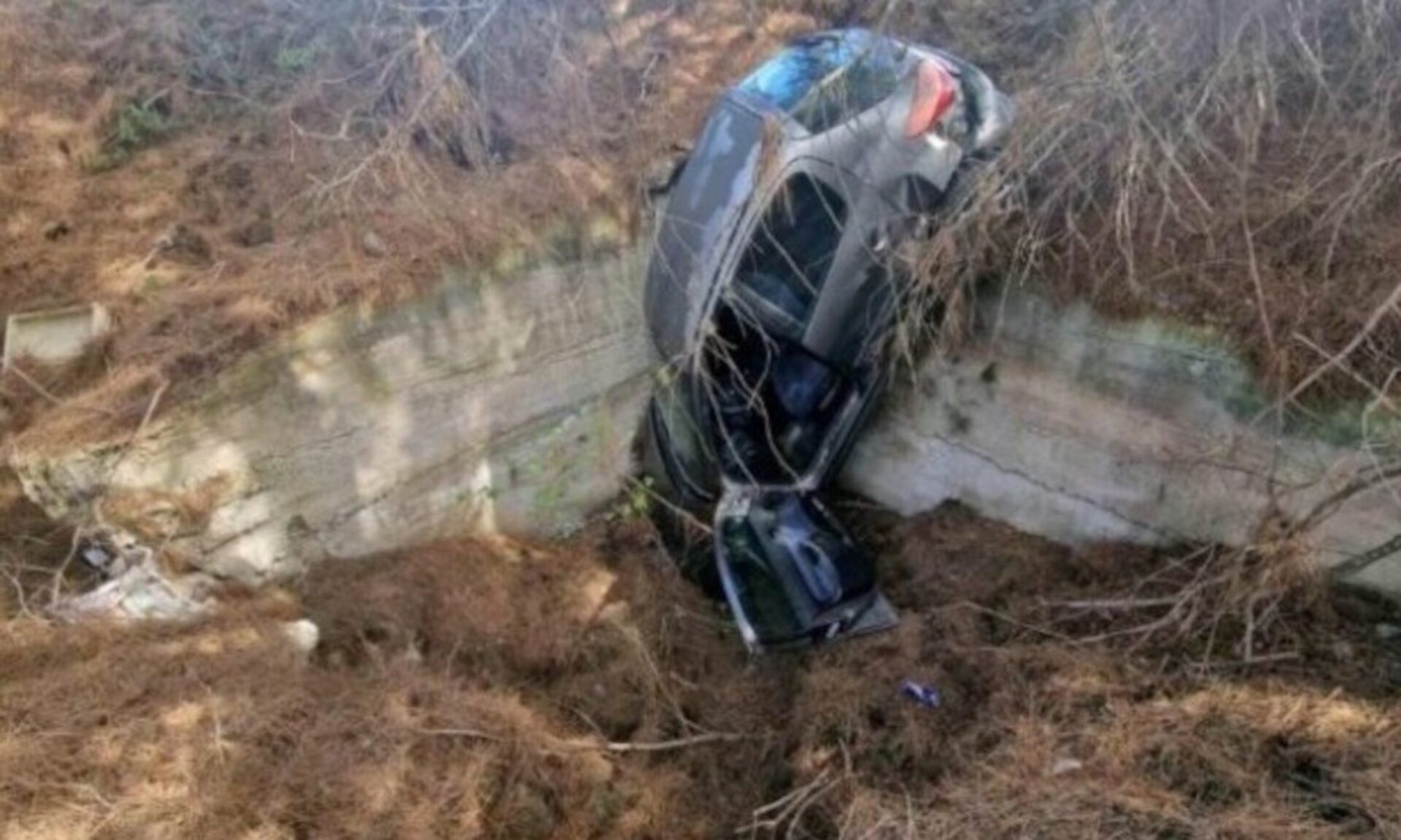 Τροχαίο στη Ρόδο – Γυναίκα «έριξε» το αυτοκίνητό της σε χαντάκι για να μην χτυπήσει ελάφι (φωτο)
