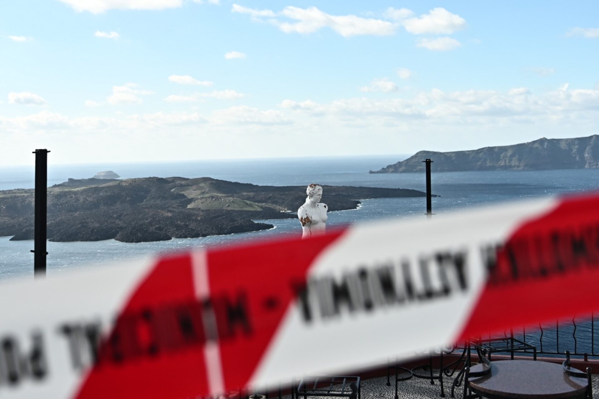 5 το πρωί: Αγωνία για τους σεισμούς στη Σαντορίνη - Κόντρα μετά την παραίτηση Τριαντόπουλου - «Ασπίδα» Μαρινάκη για Super League