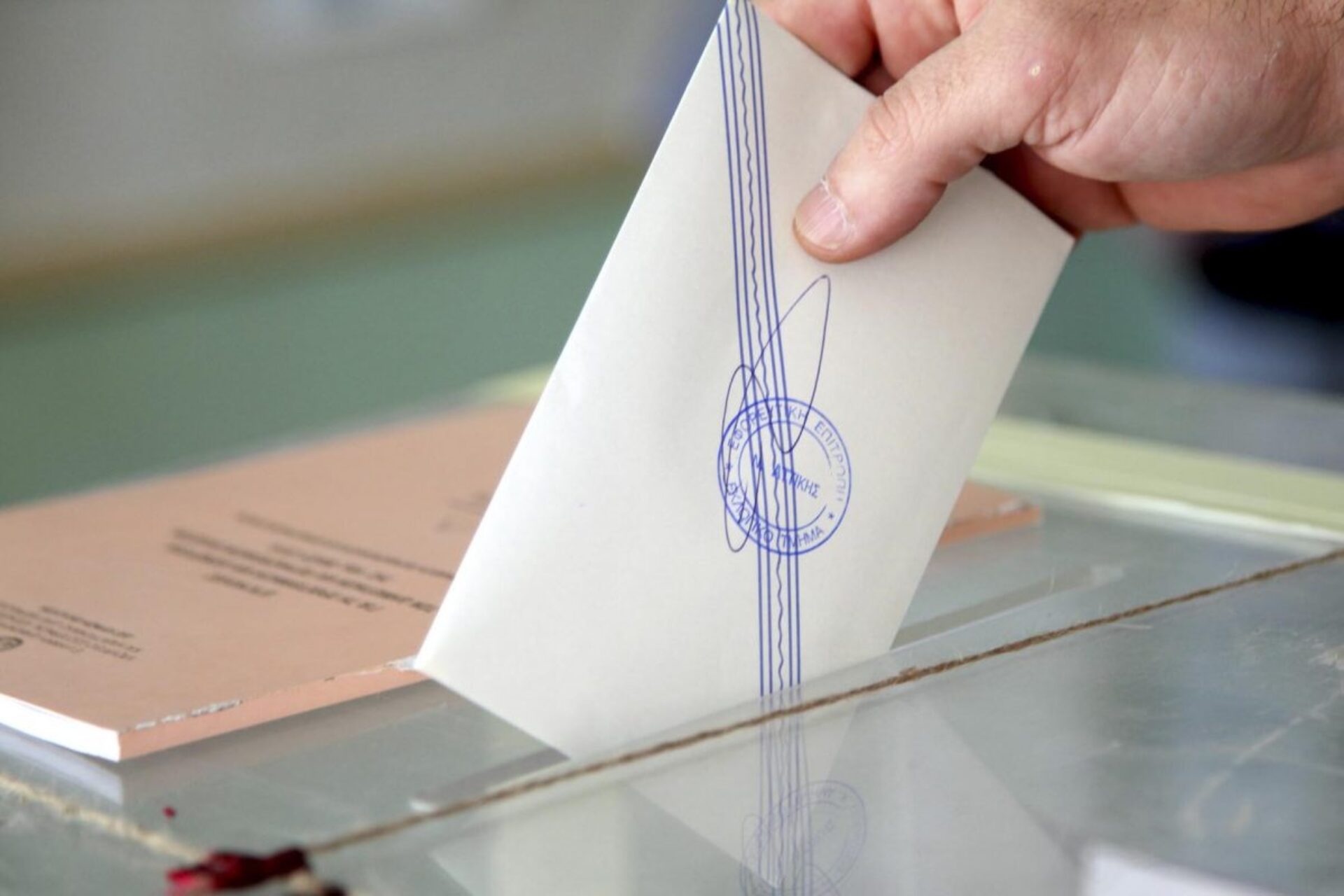 5 το πρωί: Δημοσκοπικό πλήγμα για ΝΔ από τα Τέμπη - Σκληραίνει η στάση των ΗΠΑ κατά Ζελένσκι - Σε κλοιό πολικού ψύχους η χώρα