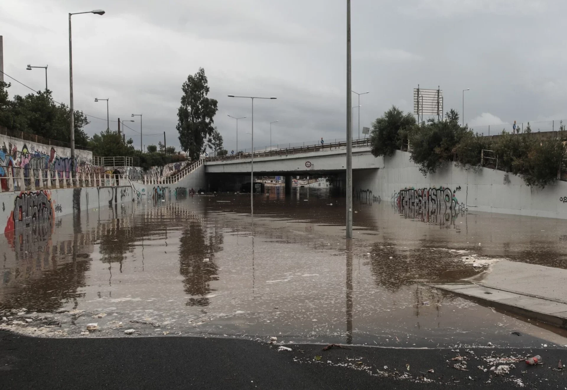 H απάντηση της ΕΥΔΑΠ για τα λύματα στην Ποσειδώνος: «Δεν υφίσταται θέμα δημόσιας υγείας»