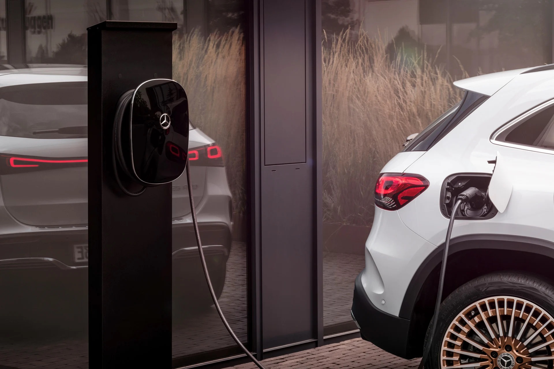 https://ellada.press/wp-content/uploads/2025/02/Mercedes-EQ-Η-πολυτελής-εκδοχή-της-ηλεκτροκίνησης.jpg
