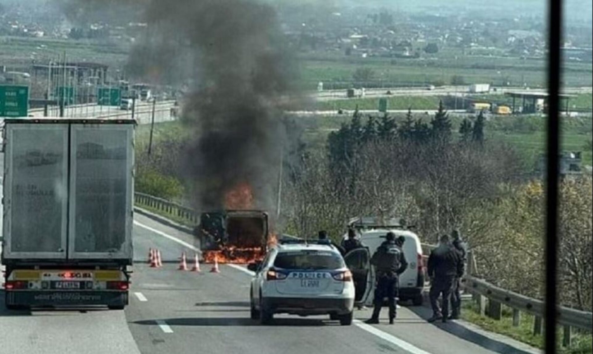 Εθνική Οδός Αθηνών – Θεσσαλονίκης: «Τυλίχθηκε» στις φλόγες όχημα ενώ ήταν εν κινήσει (φωτο)