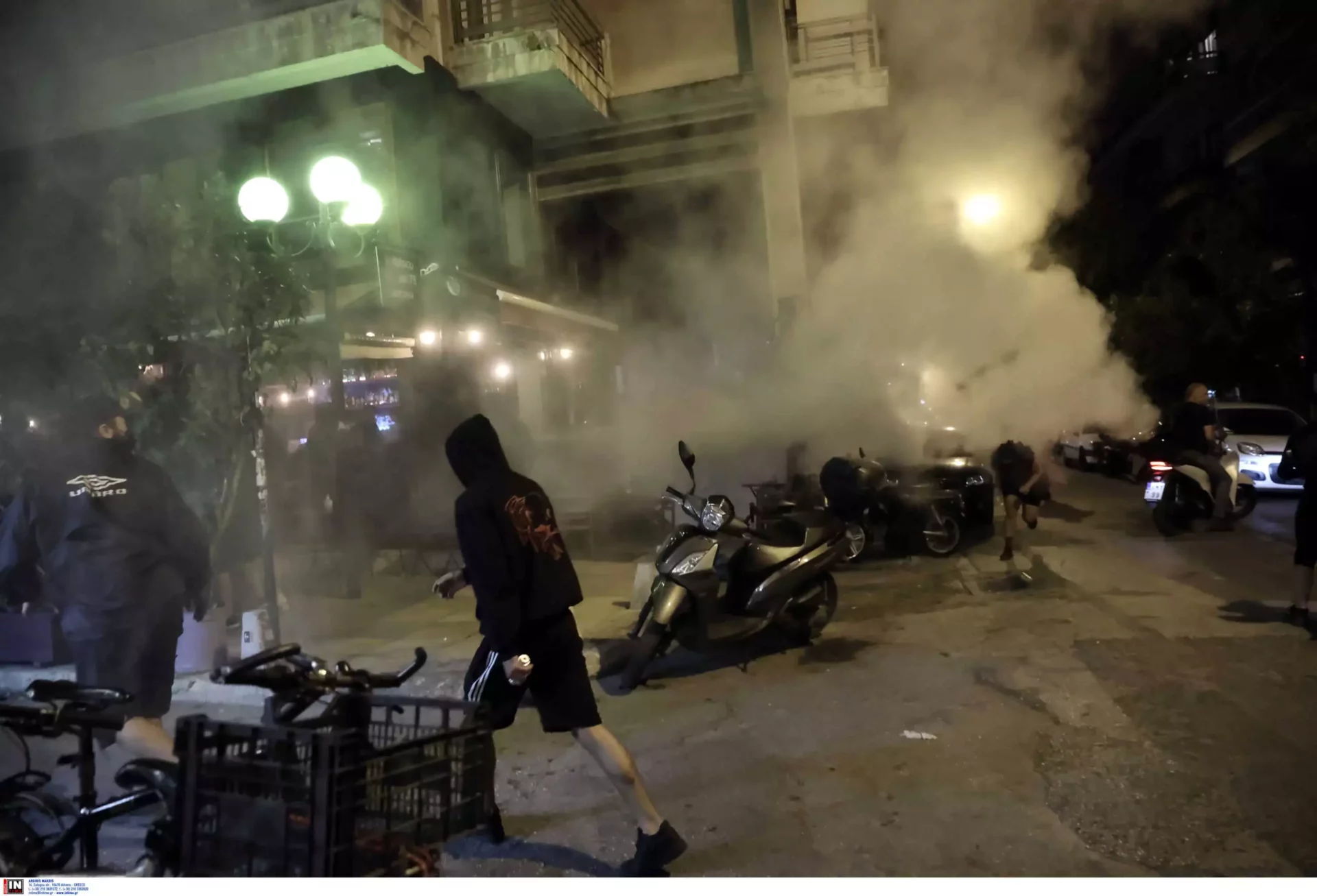 Επεισόδια στα Εξάρχεια: Πέταξαν πέτρες και μολότοφ σε αστυνομικούς- Δύο συλλήψεις
