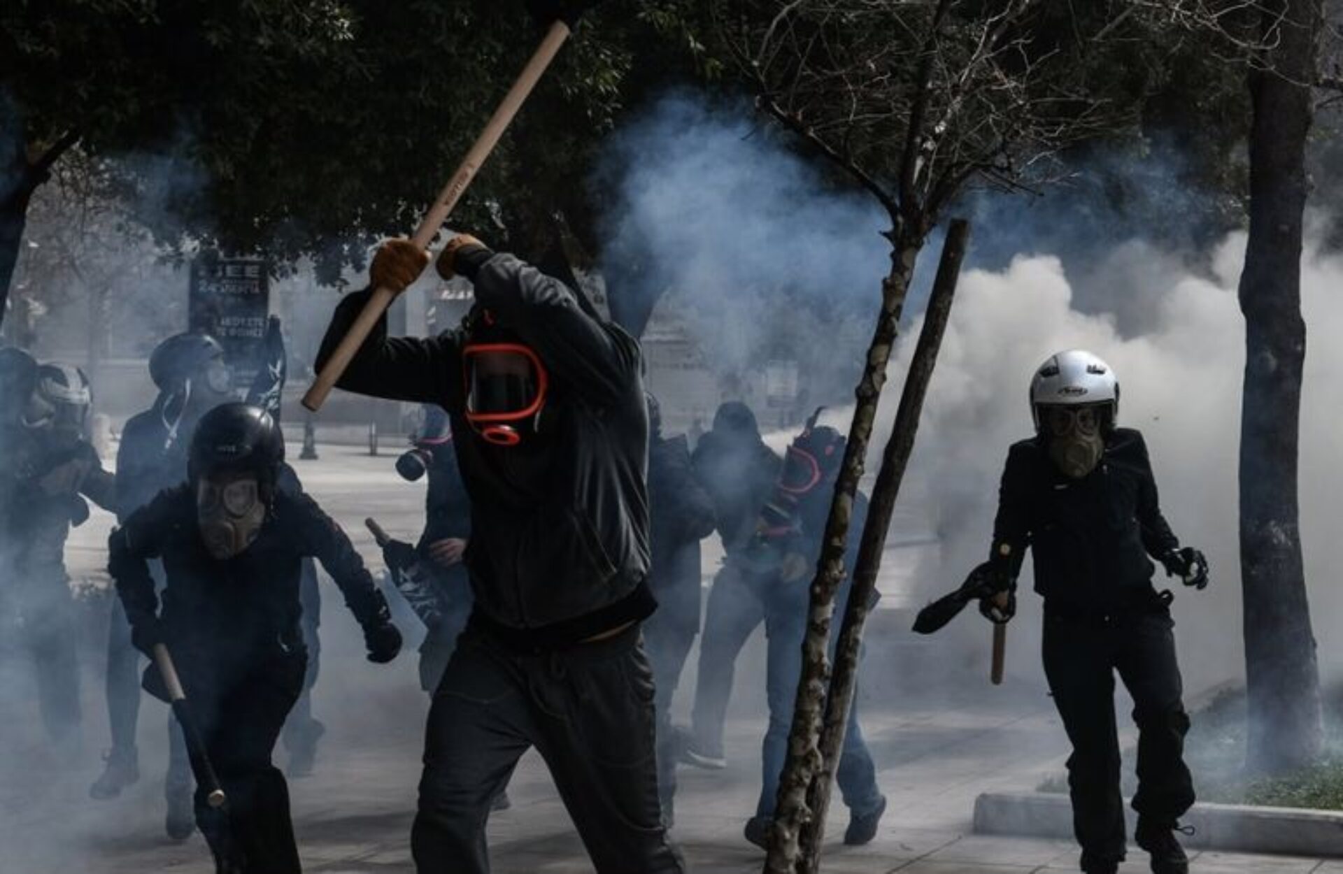 Θεσσαλονίκη: Βίαιη επίθεση κουκουλοφόρων σε διαδηλωτές με ελληνικές σημαίες – Σκηνές άγριου ξυλοδαρμού (βίντεο)