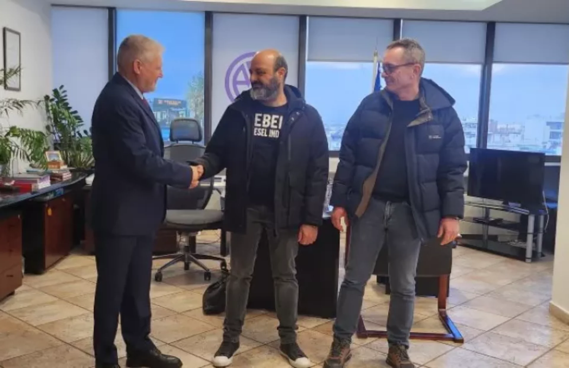 Θεσσαλονίκη: Οδηγός λεωφορείου βρήκε τσάντα με 1.400 ευρώ και την παρέδωσε