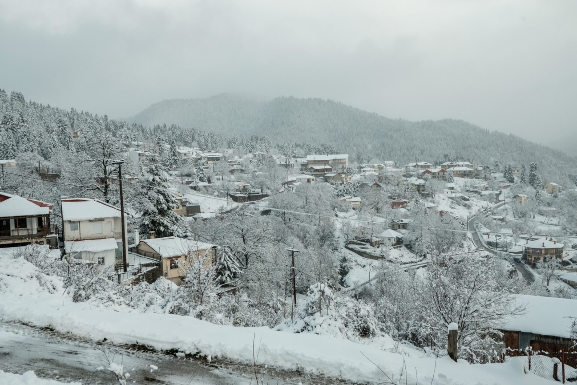 Καιρός: Στο «ψυγείο» η Αθήνα, πέφτει στους 2°C η θερμοκρασία – Χιόνια και στην Αττική;