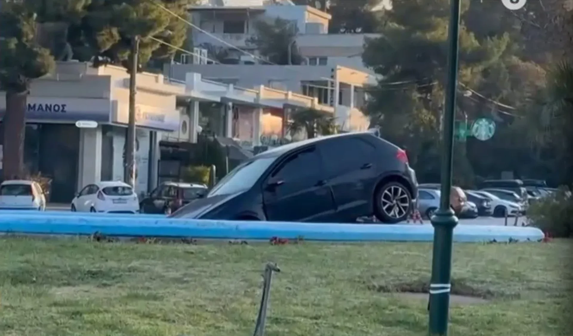 Κηφισιά: Αυτοκίνητο «προσγειώθηκε» μέσα σε συντριβάνι (βίντεο)