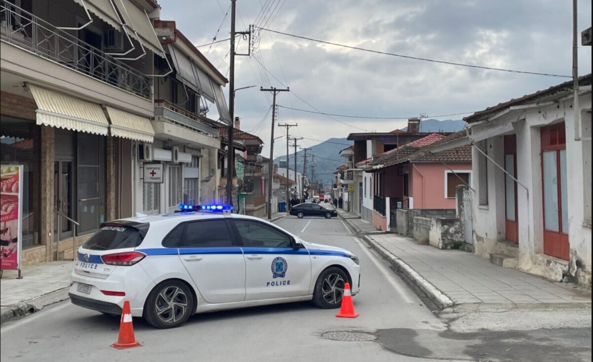 Με πυροβόλο όπλο εκτέλεσε τους 2 Ρομά ο 60χρονος- Διαπραγματεύεται με την Αστυνομία – Βίντεο (upd)