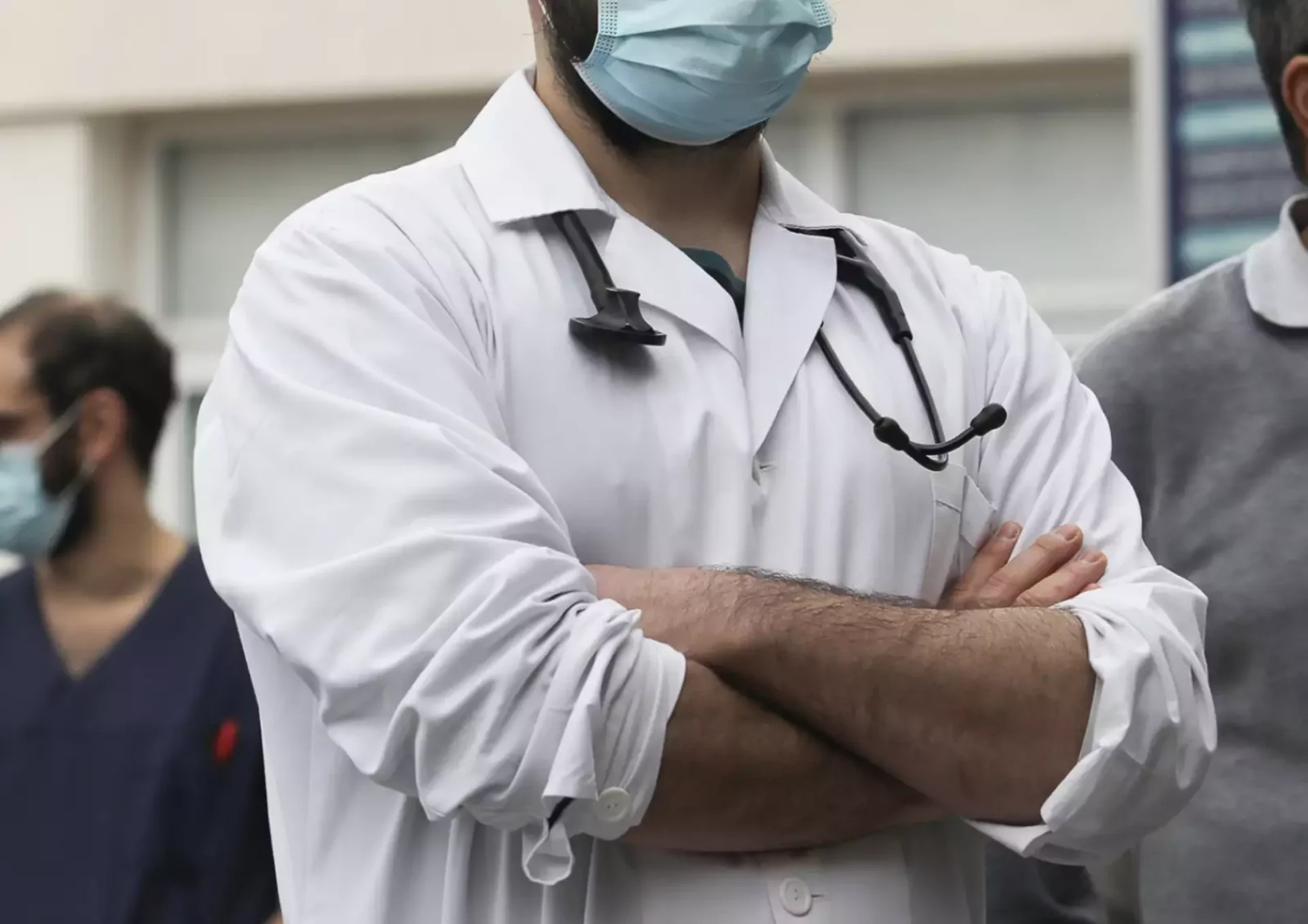 Νοσοκομειακοί γιατροί καταγγέλλουν την κυβέρνηση: «Η υποχρηματοδότηση του ΕΣΥ εμπορευματοποιεί την περίθαλψη»