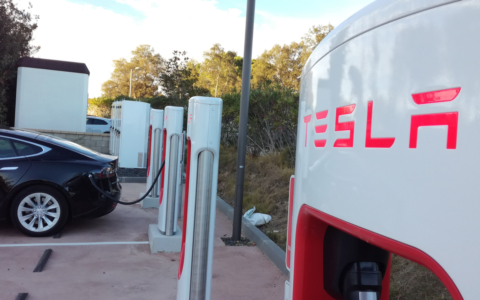 https://ellada.press/wp-content/uploads/2025/02/Πόσοι-Tesla-Superchargers-υπάρχουν-στην-Ελλάδα-Πού-φτιάχνεται-ο-επόμενος.jpg