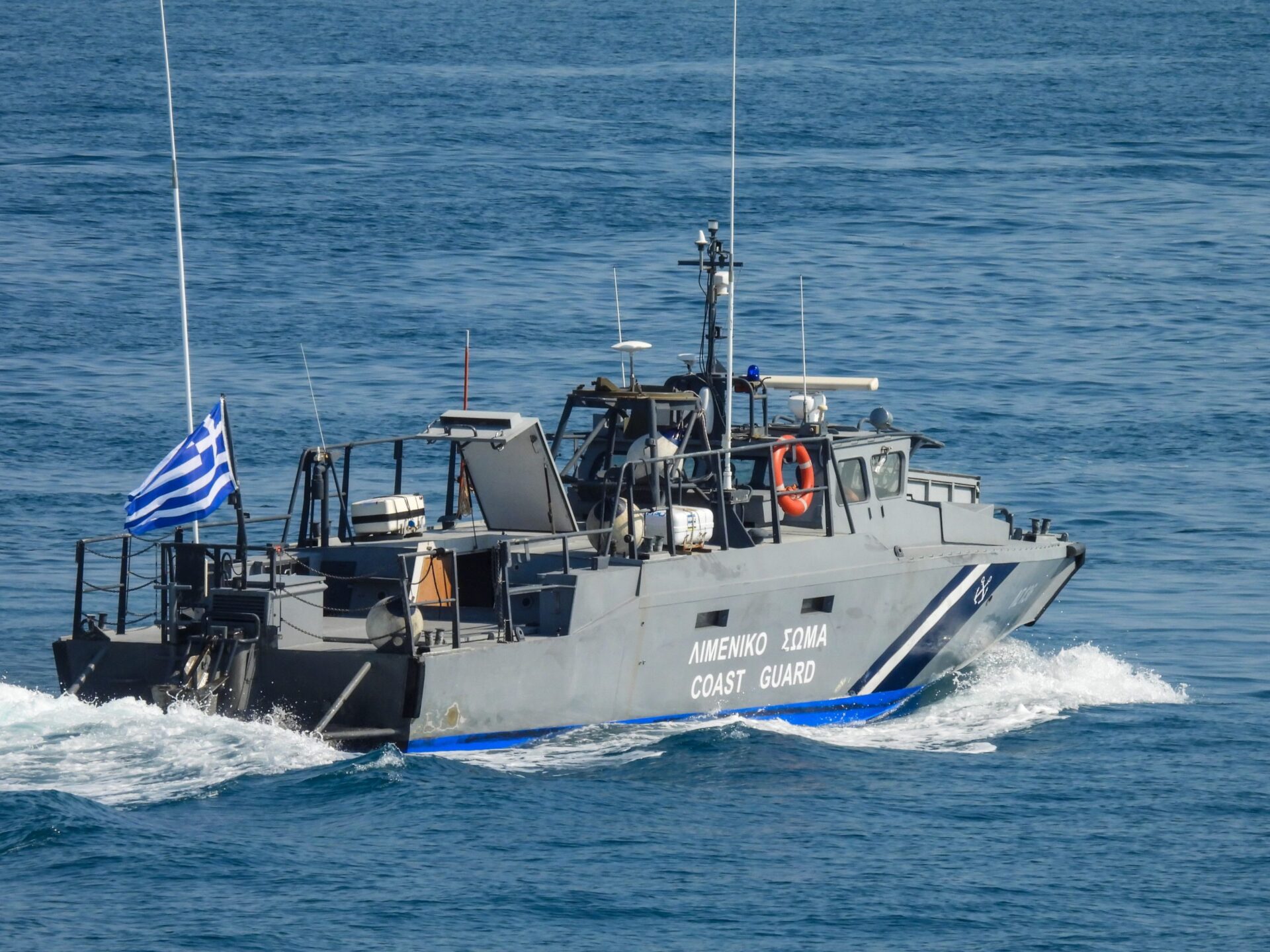 Σάμος: Θρίλερ στη θάλασσα με καταδίωξη διακινητή μεταναστών