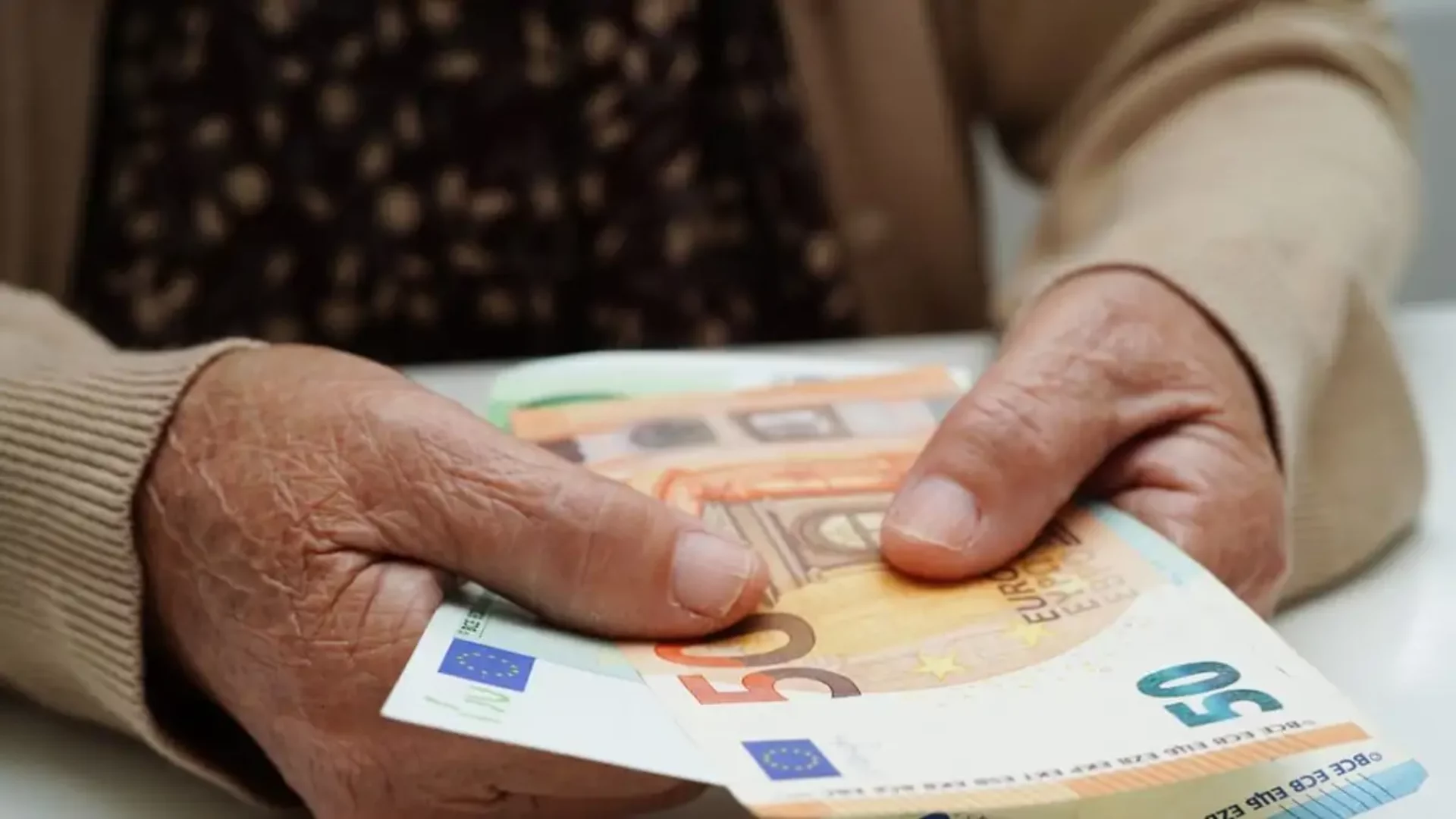 Το Ανώτατο Ειδικό Δικαστήριο δικαιώνει συνταξιούχους του Δημοσίου που προσέφυγαν για τα δώρα στις επικουρικές