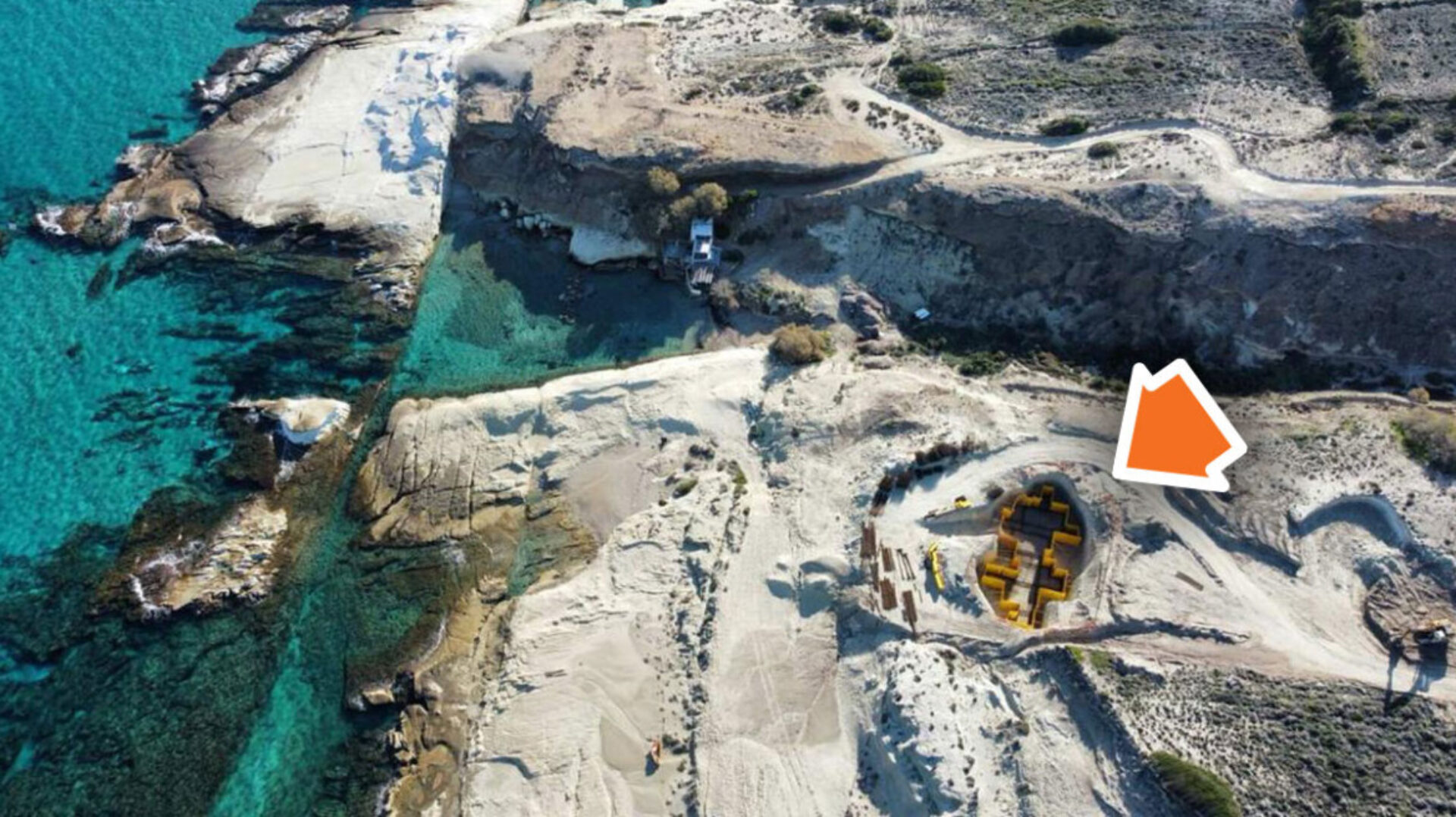 Το Υπουργείο Τουρισμού ρίχνει το μπαλάκι της ευθύνης στην Πολεοδομία για το ξενοδοχείο στο Σαρακήνικο Μήλου