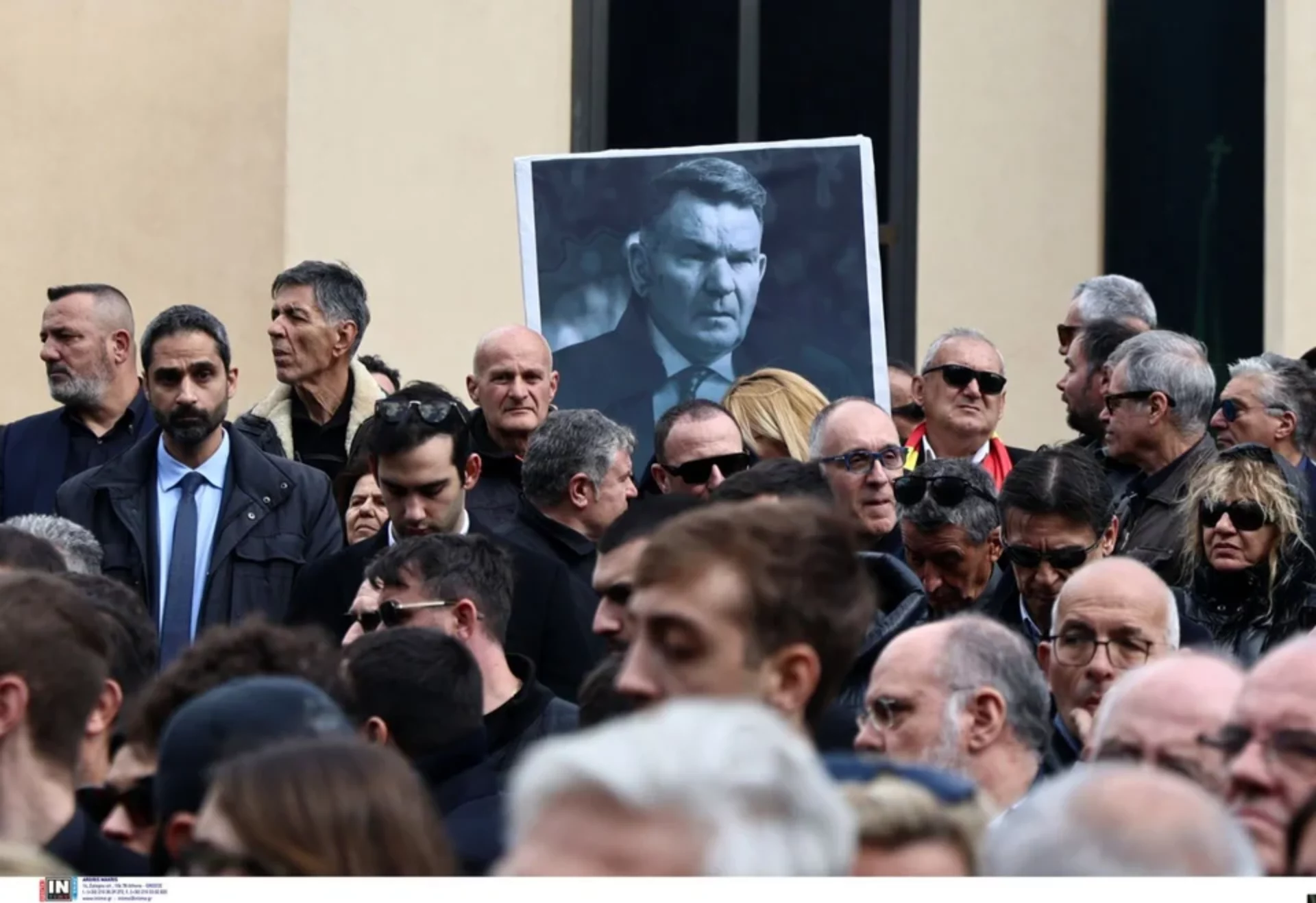Αλέξης Κούγιας: Αυτή την ώρα η ταφή στο Α’ Νεκροταφείο – Πλήθος κόσμου στο τελευταίο αντίο  (φωτο)