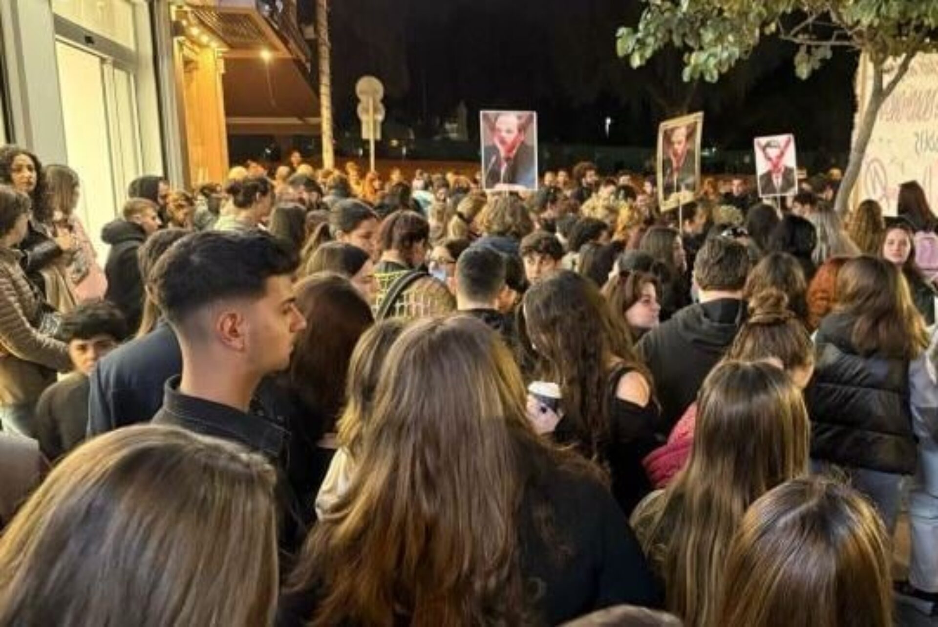 Ηράκλειο: Στους δρόμους οι πολίτες για τα Τέμπη – Φωτογραφίες από την συγκέντρωση
