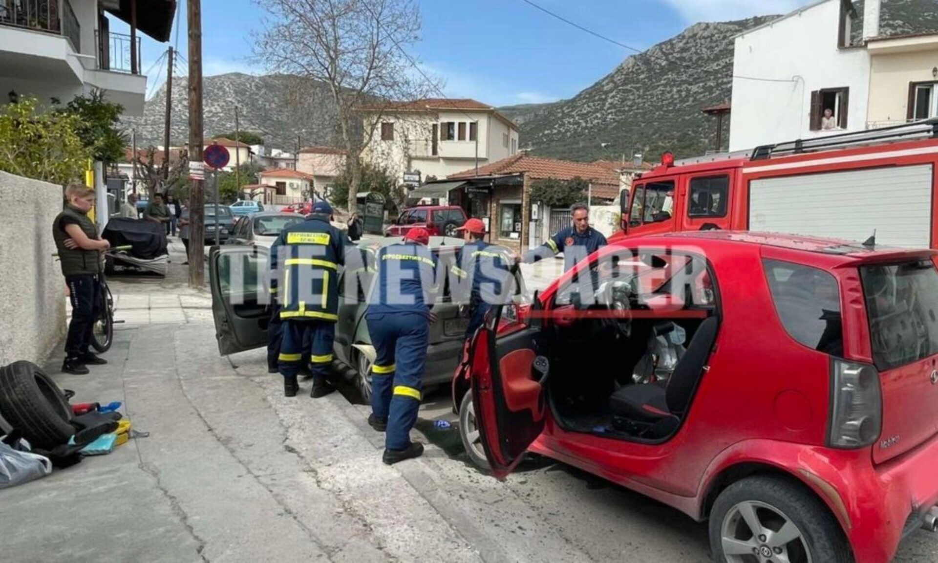 Τροχαίο στον Βόλο: Γυναίκα λιποθύμησε πάνω στο τιμόνι και «κάρφωσε» το αυτοκίνητο σε σε σταθμευμένο όχημα (φωτο)