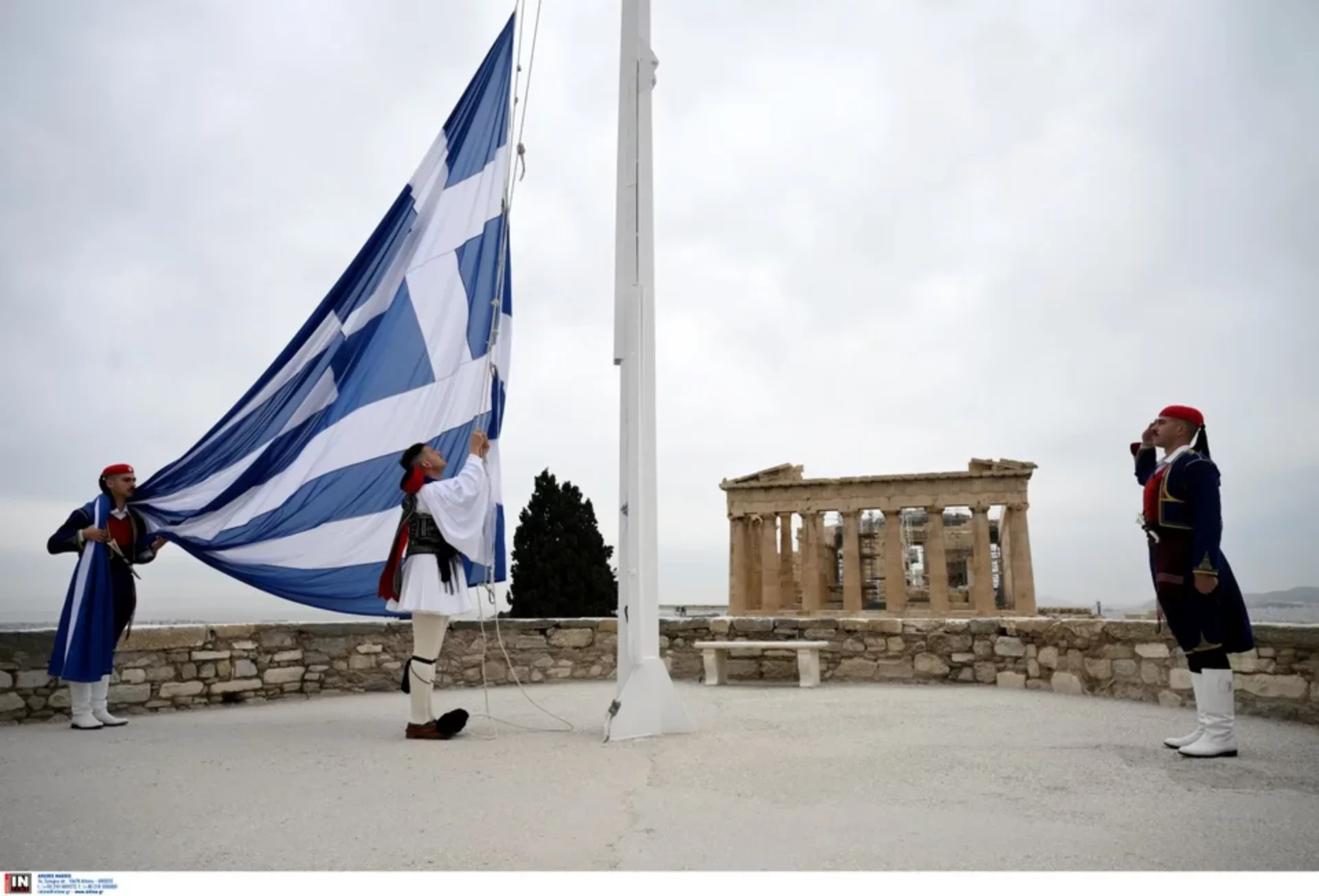 Δείτε εικόνες από την έπαρση της ελληνικής σημαίας στον Ιερό Βράχο της Ακρόπολης (φωτο)