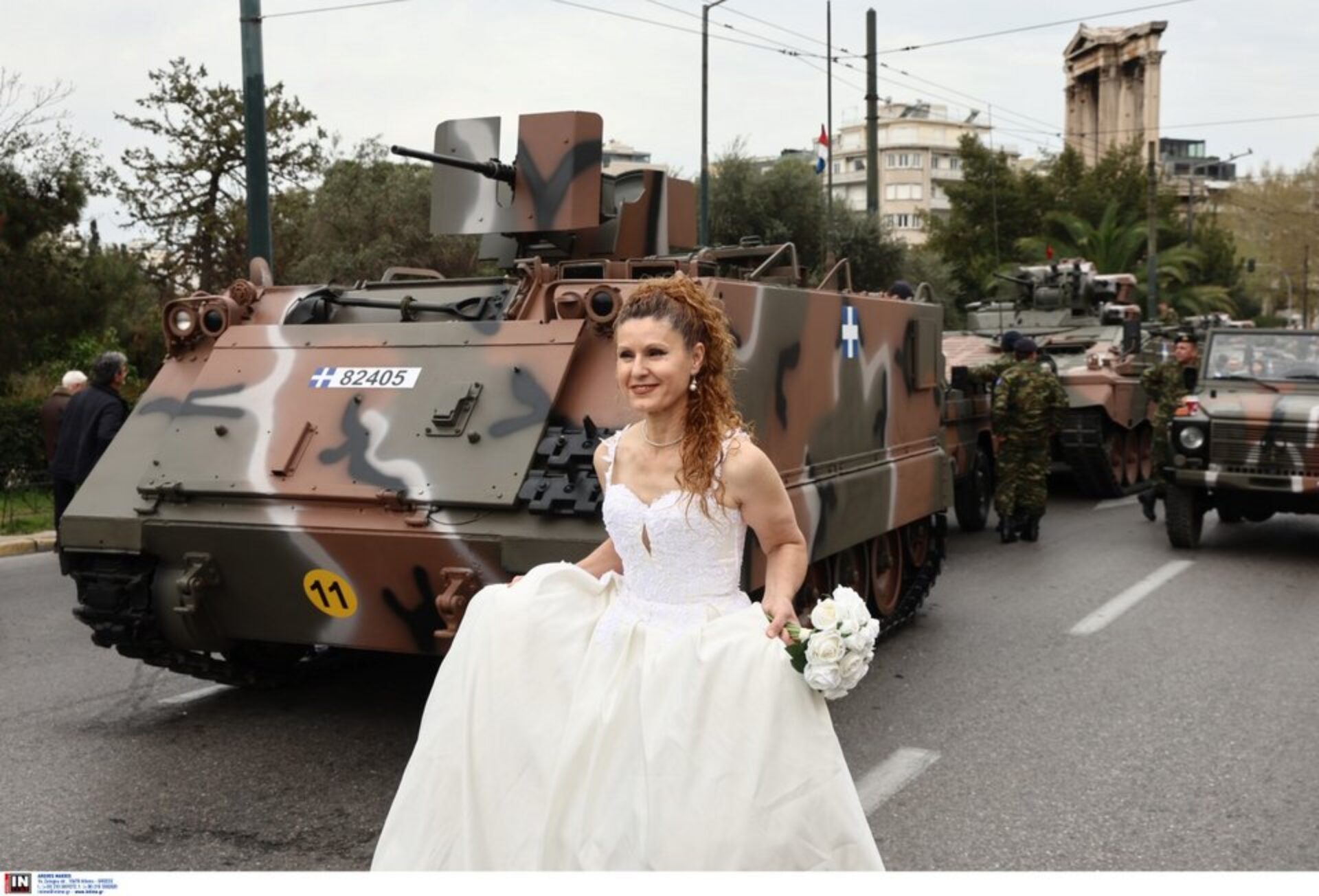 Αθήνα: Νύφη πόζαρε μπροστά από τα… άρματα του στρατού λίγο πριν την έναρξη της παρέλασης! (φωτο)