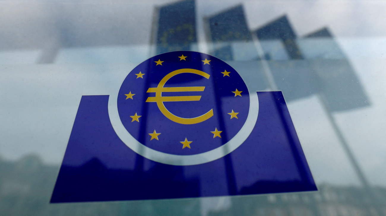 Εικόνα που δείχνει το logo του Ευρώ έξω από την Ευρωπαϊκή Κεντρική Τράπεζα στη Φρανκφούρτη