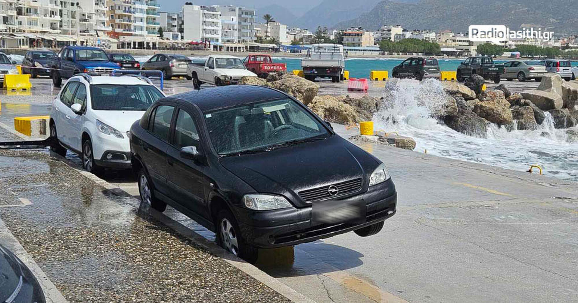 Ιεράπετρα: Αυτοκίνητο βρέθηκε στον «αέρα» εξαιτίας του έντονου κυματισμού – Δείτε φωτογραφίες