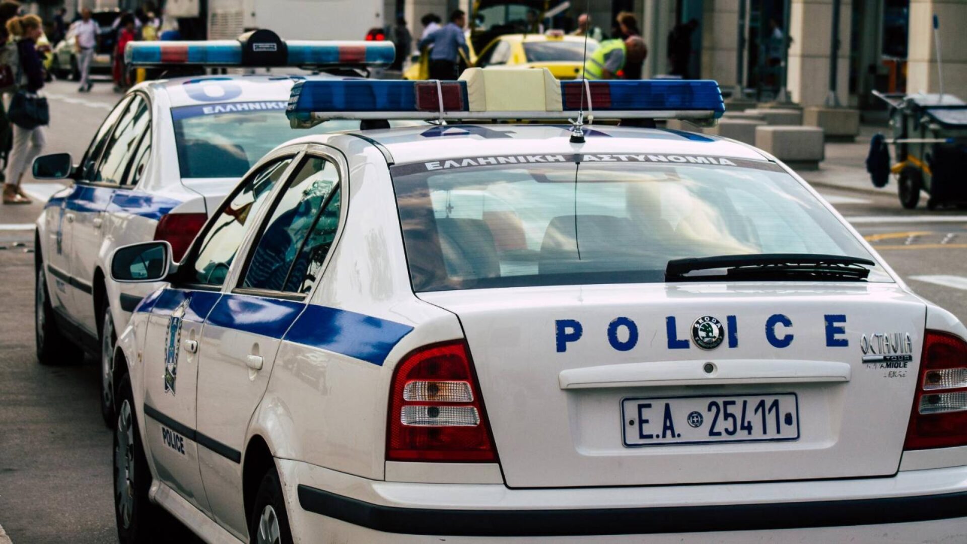 Επεισοδιακή καταδίωξη στον Βόλο: Μοτοσικλέτα προσέκρουσε σε σταθμευμένο όχημα
