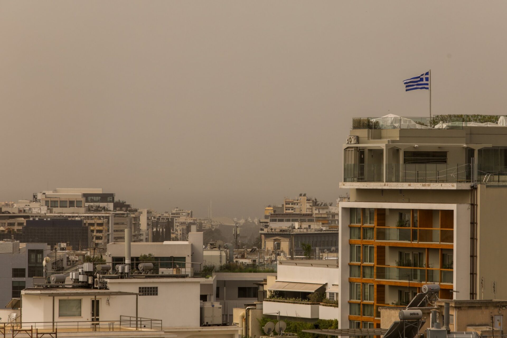 Καιρός 25ης Μαρτίου: Με αφρικανική σκόνη και βροχές θα γίνουν οι παρελάσεις