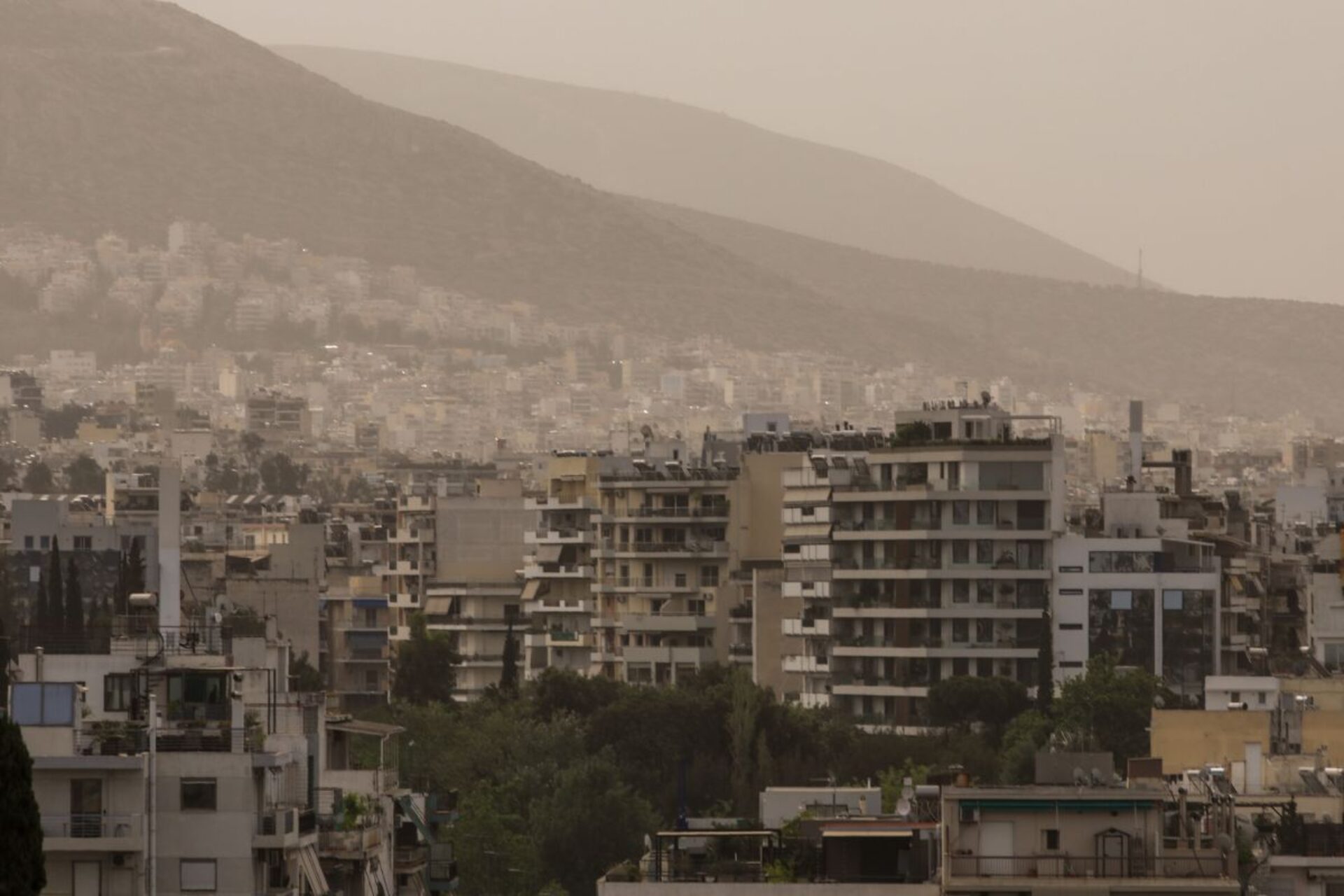 Καιρός: Στους 30°C «σκαρφαλώνει» η θερμοκρασία – «Κοκτέιλ» ζέστης και αφρικανικής σκόνης
