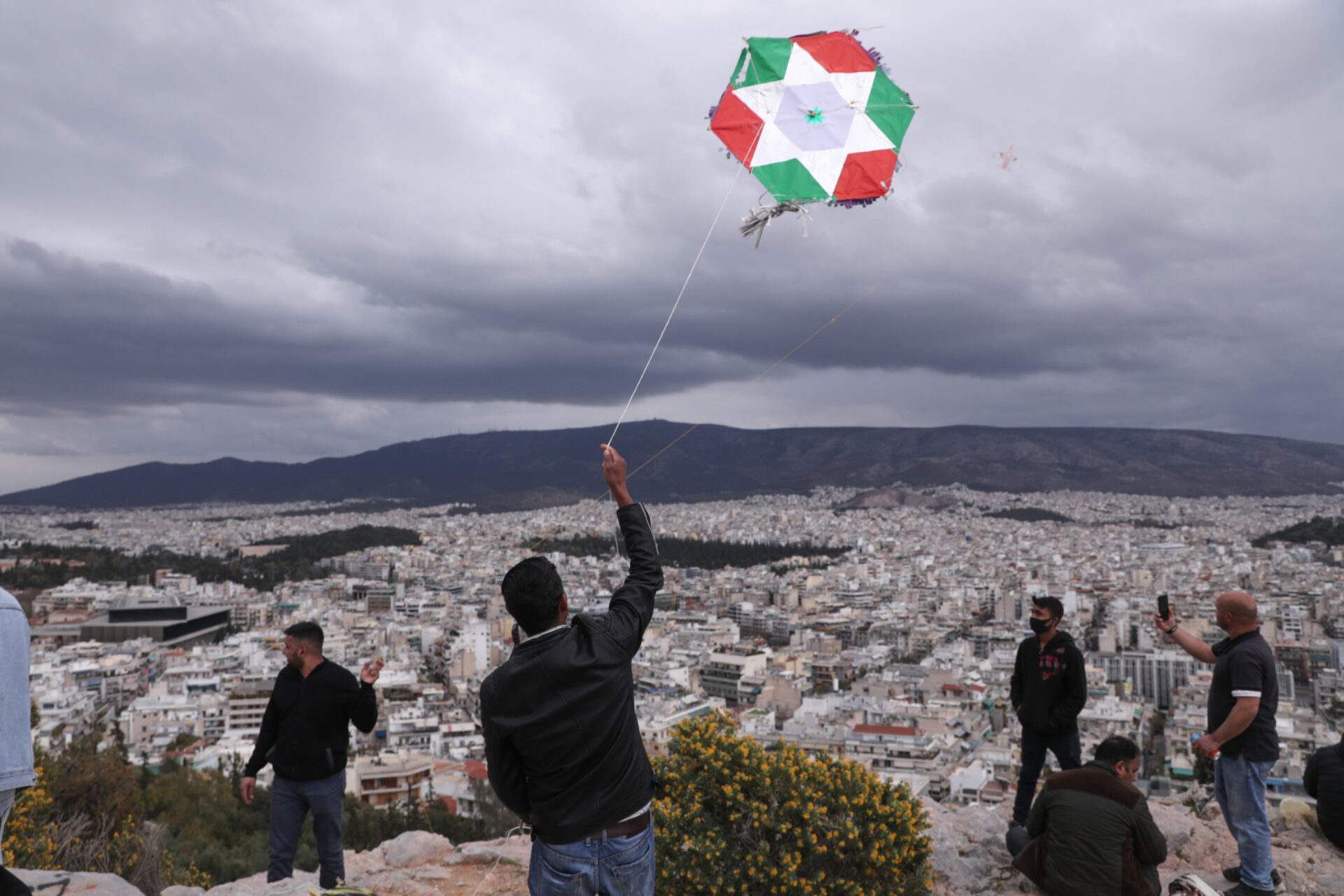 Καιρός: Ατμοσφαιρική διαταραχή φέρνει βροχές στην Αθήνα – Ανεβαίνει η θερμοκρασία