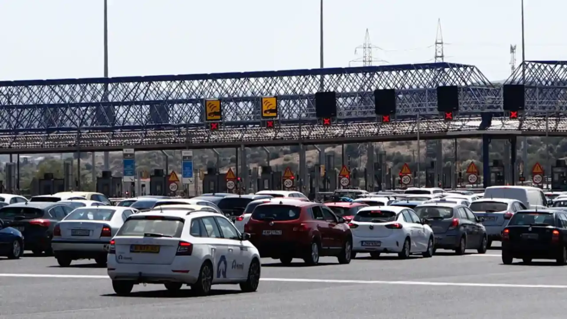 Μαζική έξοδος των εκδρομέων για την 25η Μαρτίου: Πάνω από 36.000 οχήματα πέρασαν τα διόδια τις Ελευσίνας