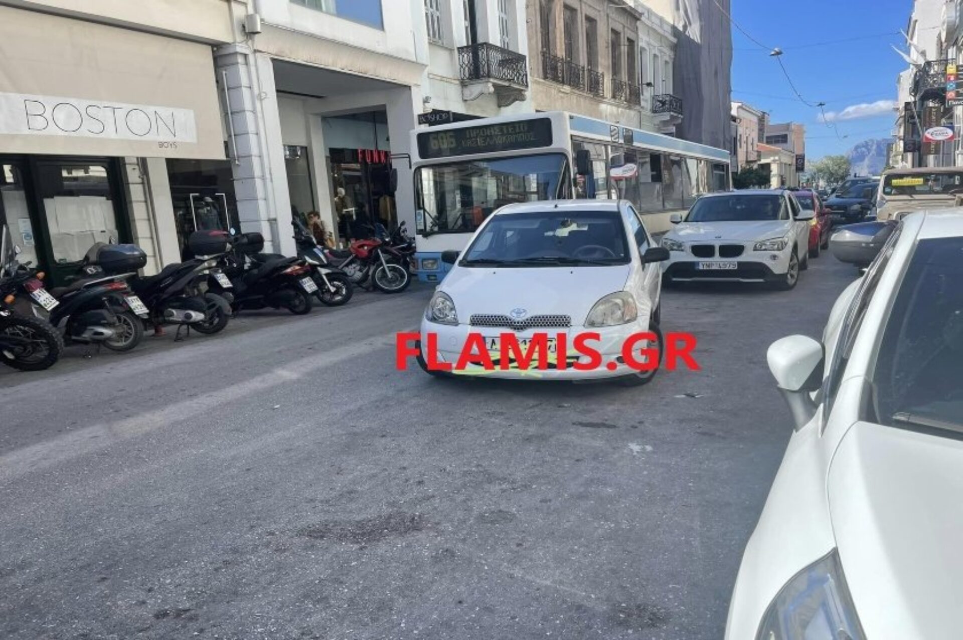 Πάτρα: Περαστικοί «σήκωσαν» αυτοκίνητο που ήταν παρκαρισμένο στη μέση του δρόμου (φωτο)