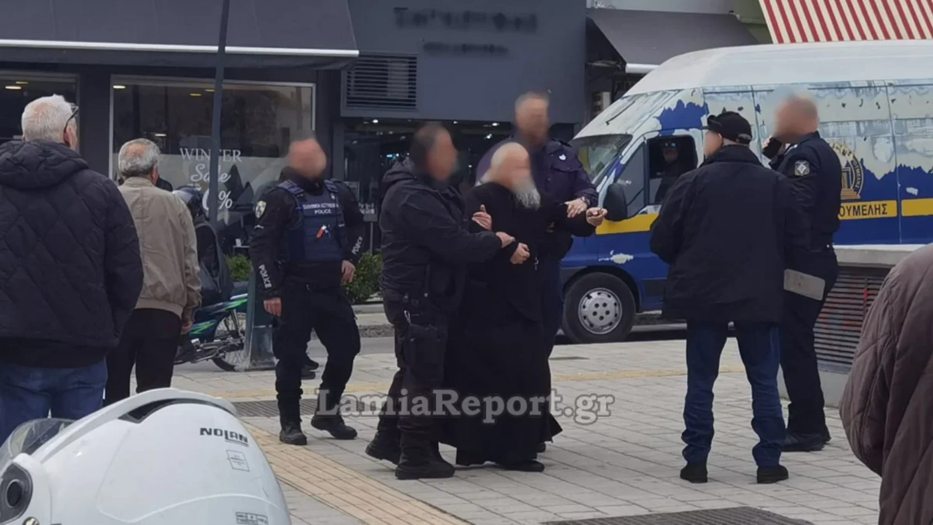 Στο ψυχιατρείο ο Αρχιμανδρίτης από τη Λαμία που απειλούσε αστυνομικούς και έκανε χυδαίες χειρονομίες (βίντεο)