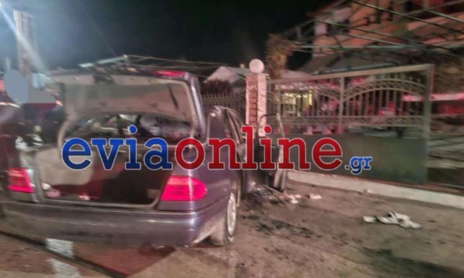 Σφοδρό τροχαίο στη Χαλκίδα – Αυτοκίνητο έπεσε σε μάντρα σπιτιού (φωτο)