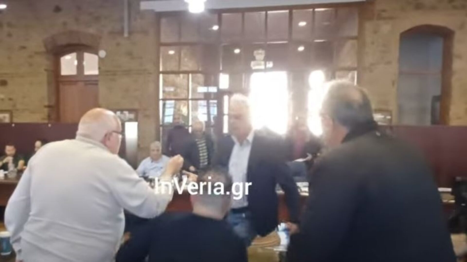 Χαμός στο Δημοτικό Συμβούλιο Βέροιας: Ήταν έτοιμοι να πιαστούν στα χέρια – «Θα σου αστράψω μια!» (βίντεο)