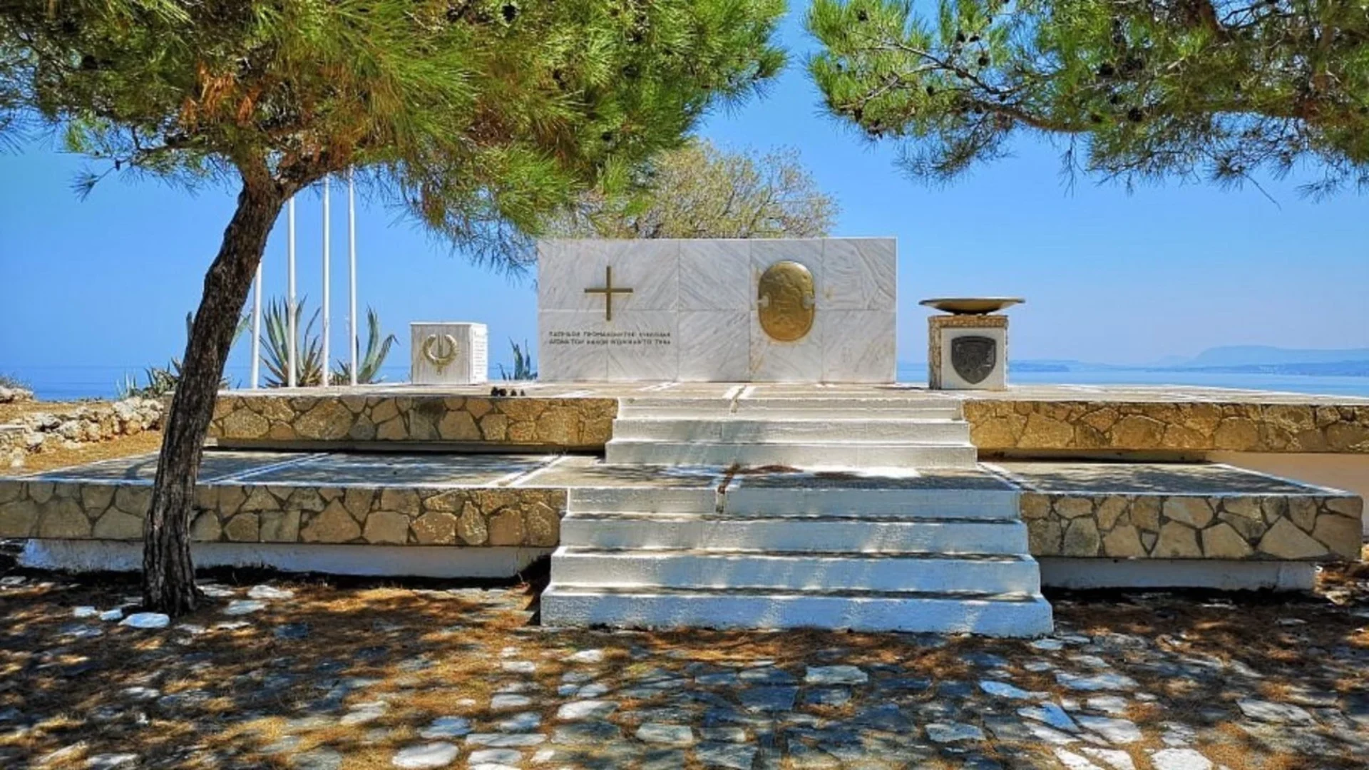 Χανιά: Ασυνείδητοι έκλεψαν την ορειχάλκινη ασπίδα από το Μνημείο Πεσόντων Ευελπίδων (φωτο)
