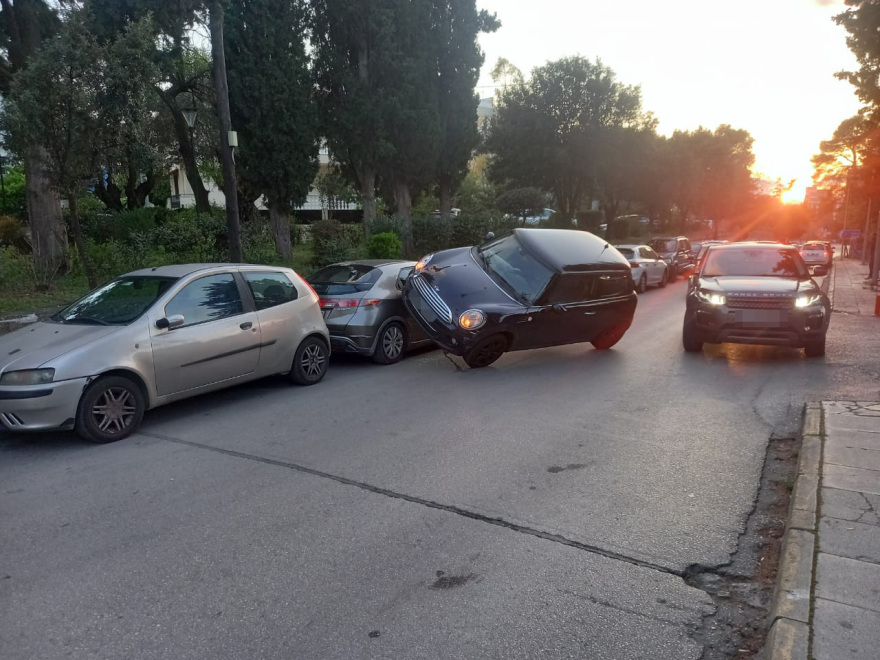 Απίστευτο ατύχημα έξω από το Ζηρίνειο και διακοπή αγώνα βόλεϊ - Ηλικιωμένη οδηγός καβάλησε αμάξι διαιτητή, δείτε βίντεο και φωτογραφίες
