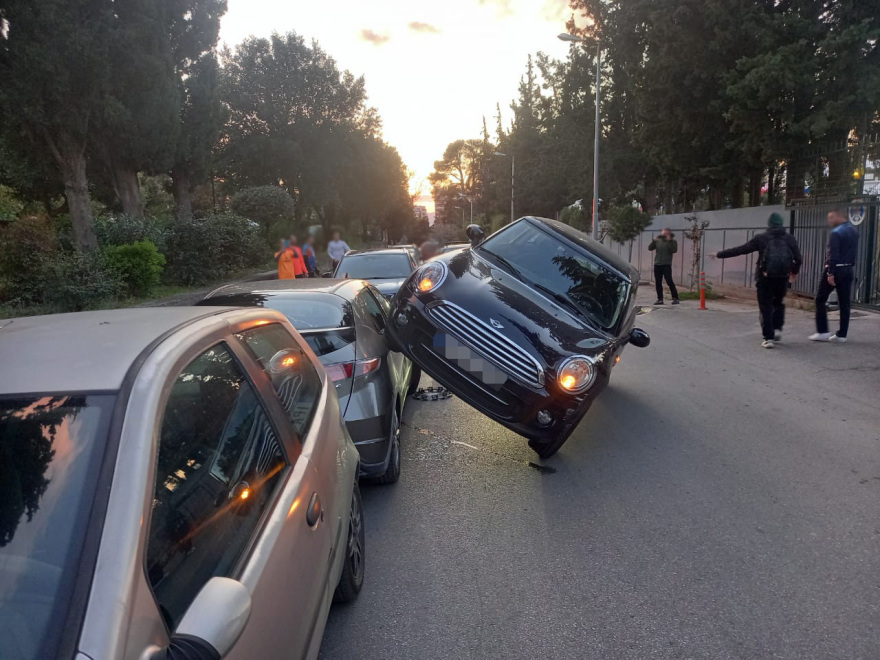 Απίστευτο ατύχημα έξω από το Ζηρίνειο και διακοπή αγώνα βόλεϊ - Ηλικιωμένη οδηγός καβάλησε αμάξι διαιτητή, δείτε βίντεο και φωτογραφίες
