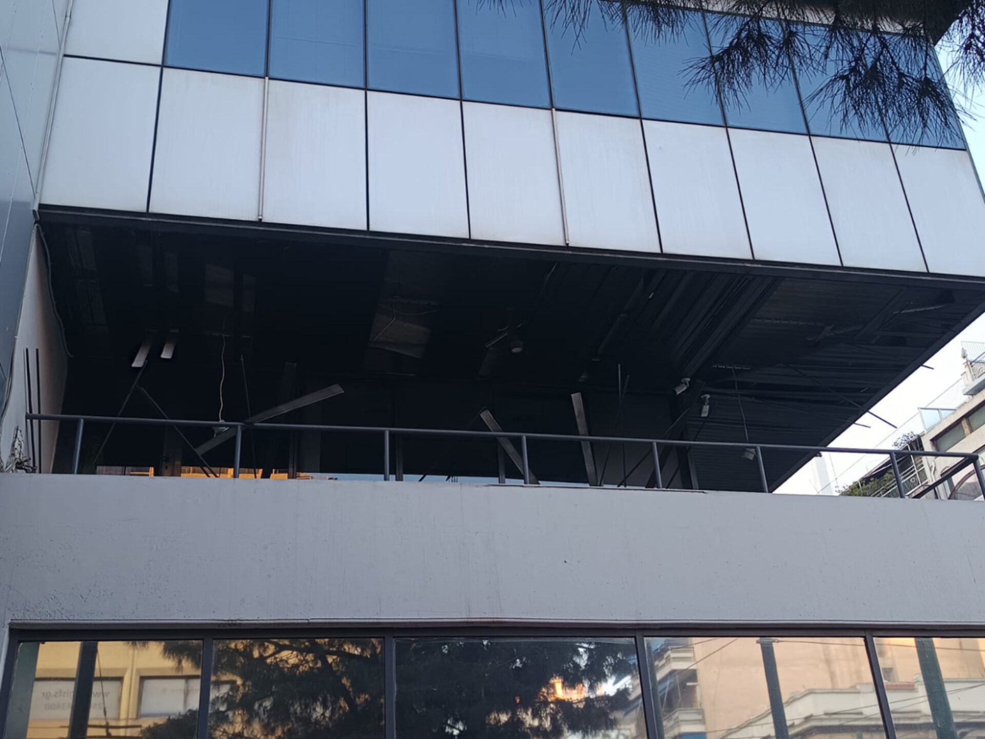 Αυτές είναι οι ζημιές που προκλήθηκαν στα γραφεία της Hellenic Train μετά την έκρηξη – Δείτε φωτογραφίες