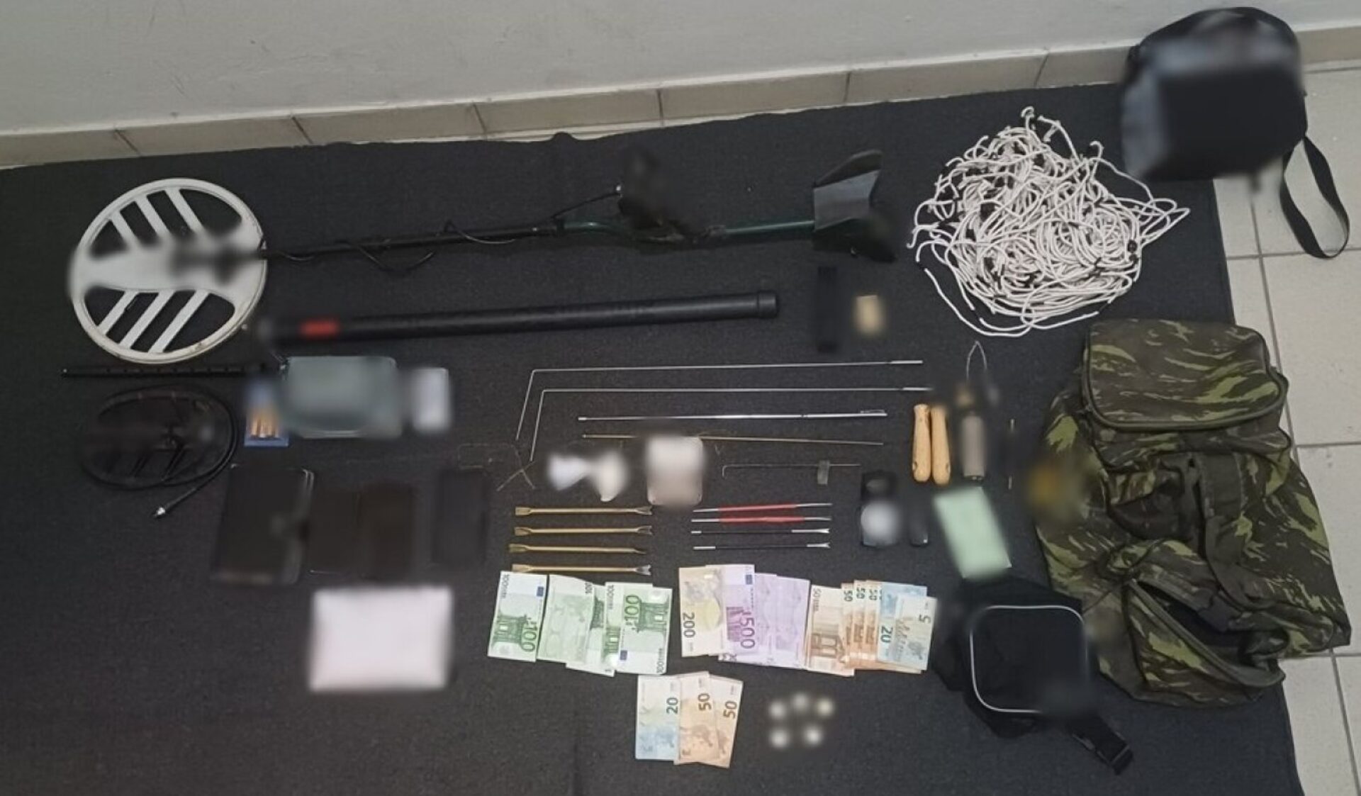 Συνελήφθησαν τέσσερα άτομα για μη αδειοδοτημένες αναζητήσεις αρχαίων στο Καρπενήσι (φωτο)